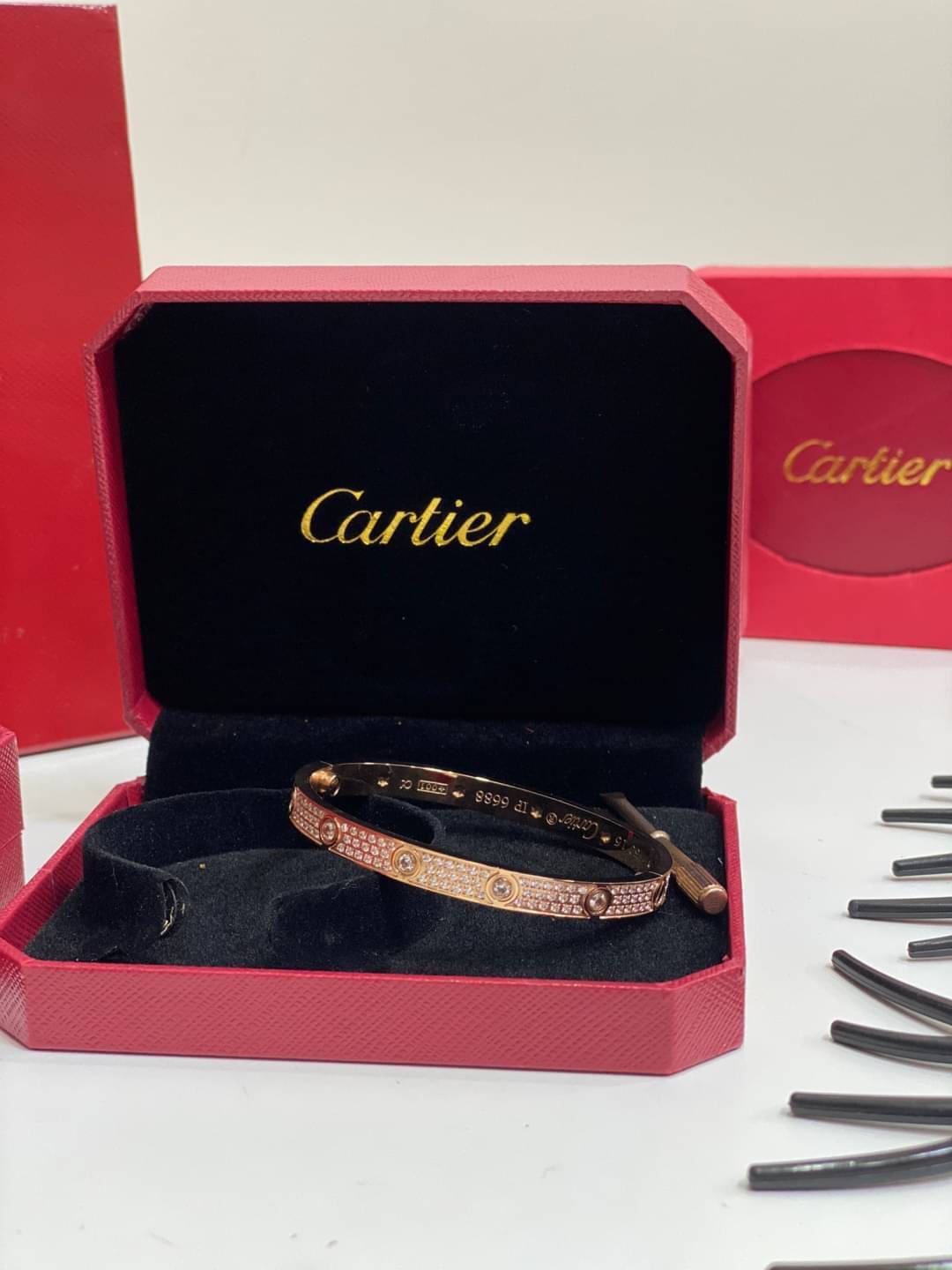 Cartier Love Bracelet มีเพชร กำไลข้อมือคาเทียร์ ภาพถ่ายจากงานจริง เกรดออริจินิล วัสดุคุณภาพดี ไม่ลอกไม่ดำ งานปั้มครบตามรูปเลยค่ะ