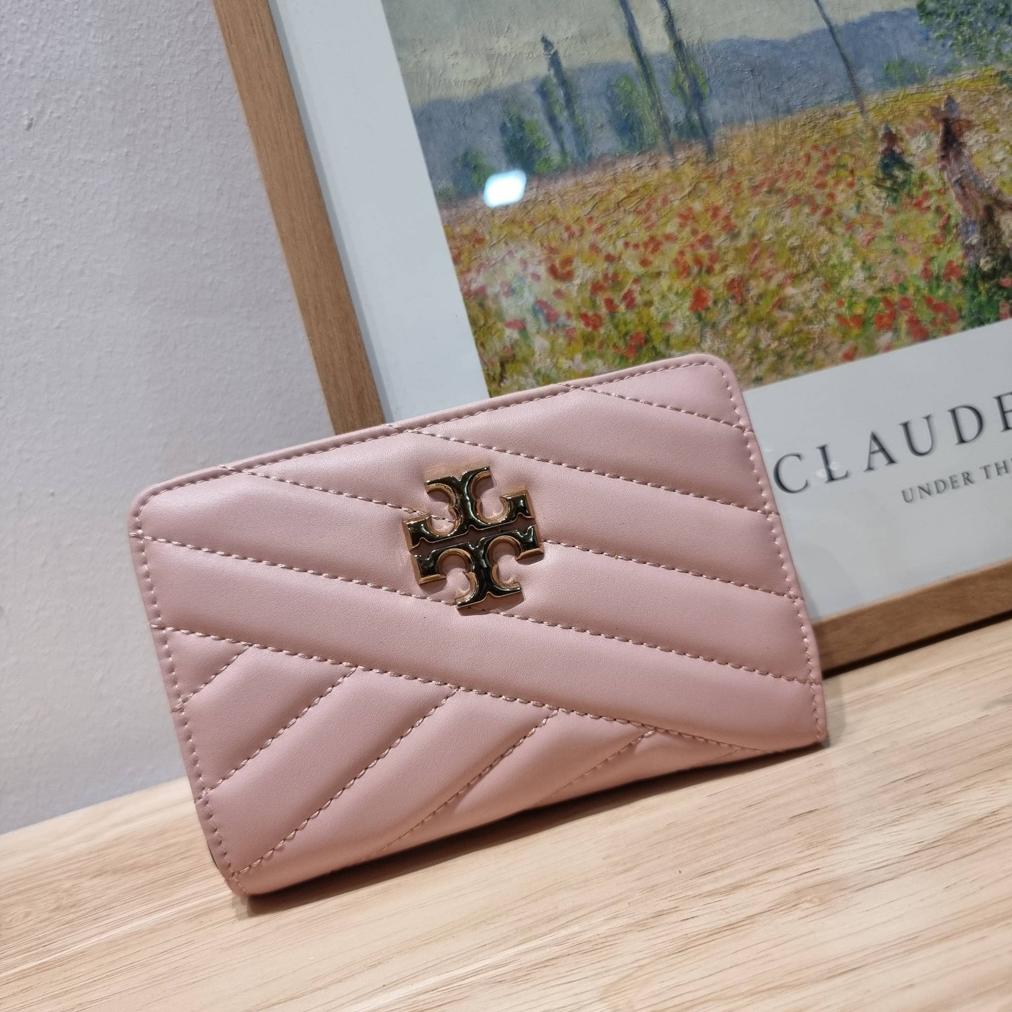 TORY BURCH KIRA CHEVRON MEDIUM SLIM WALLET กระเป๋าสตางค์ใบกลางรุ่นบาง ไม่กินพื้นที่กระเป๋า ดีไซน์เรียบหรู