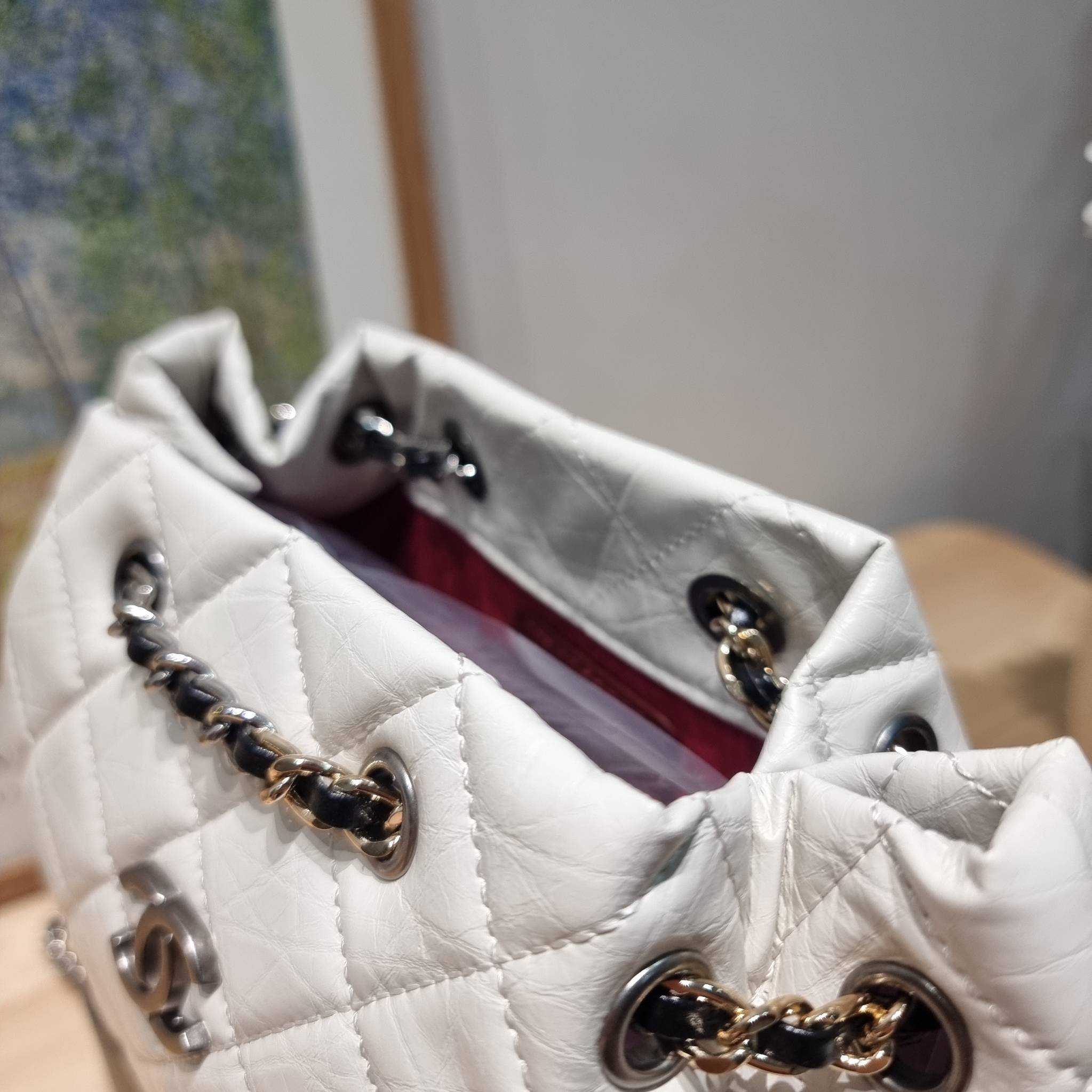 Chanel gabrielle backpack ไอเท็ม best seller กับรุ่นสุดปังในรูปแบบกระเป๋าเป้ ดีไซน์หรูคลาสสิค สายสะพายในตัวรูดปากกระเป๋าเก็บทรงได้ หรือจะรูดด้านหน้ายาวสุด