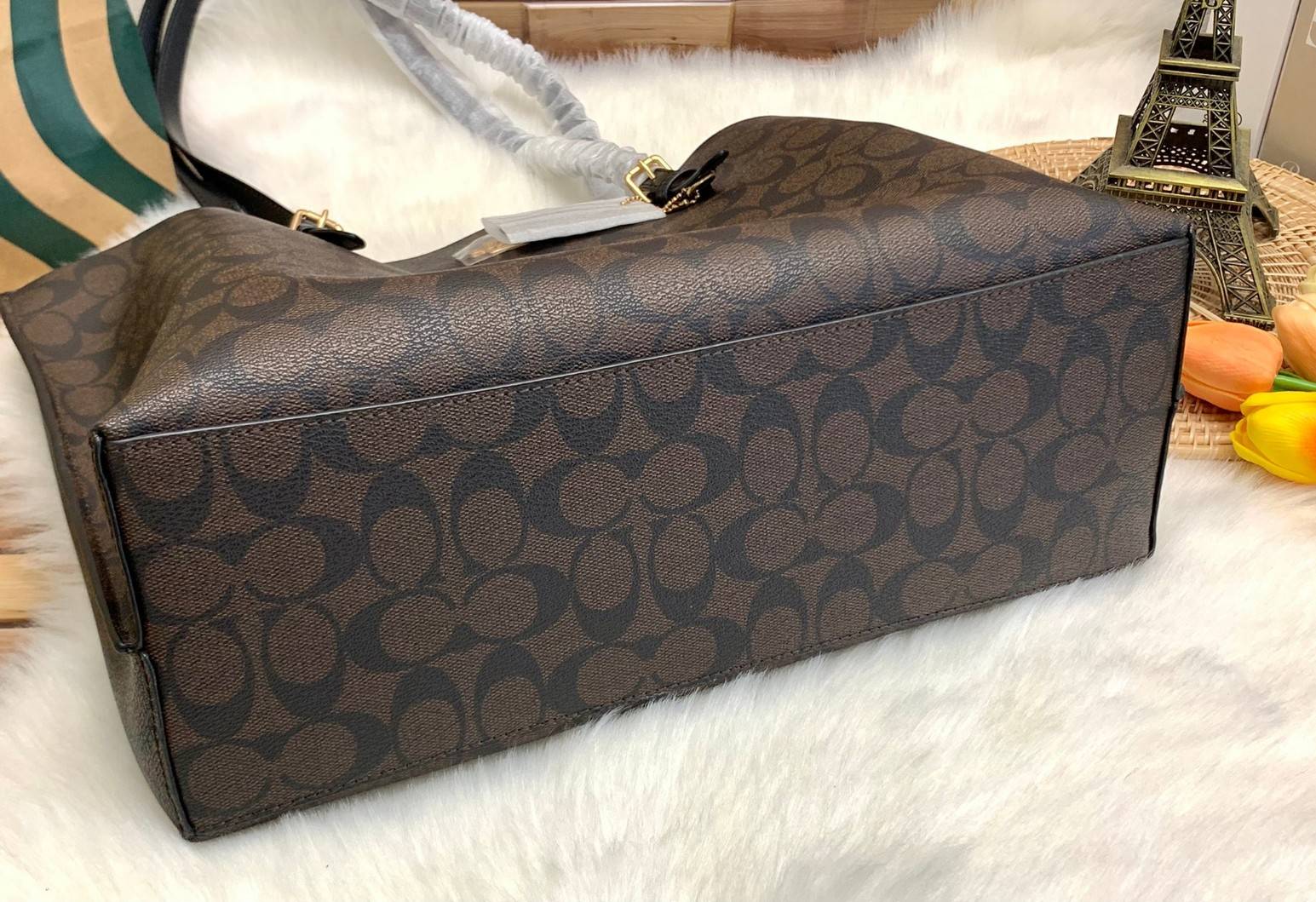 COACH MOLLIE TOTE IN SIGNATURE CANVAS ((1665)) พร้อมส่งอีกครั้ง ห้ามพลาดค่า! กระเป๋าหิ้ว//คล้องไหล่ ใบใหญ่ ทรงTote หนังแท้นิ่มอย่างดีค่ะ ภายในแบ่ง2ช่องใหญ่ สามารถใส่ A4ได้เลย ช่องกว้างมากๆ มีช่องกระเป๋าซิปกลางให้ใส่ของอีกช่องนะคะ