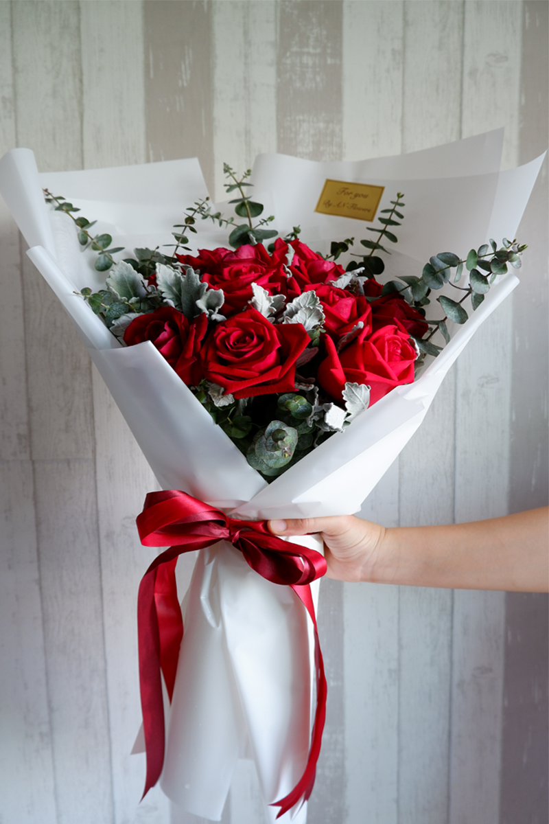 ช่อดอกไม้ ช่อกุหลาบแดง ห่อช่อโทนสีขาว