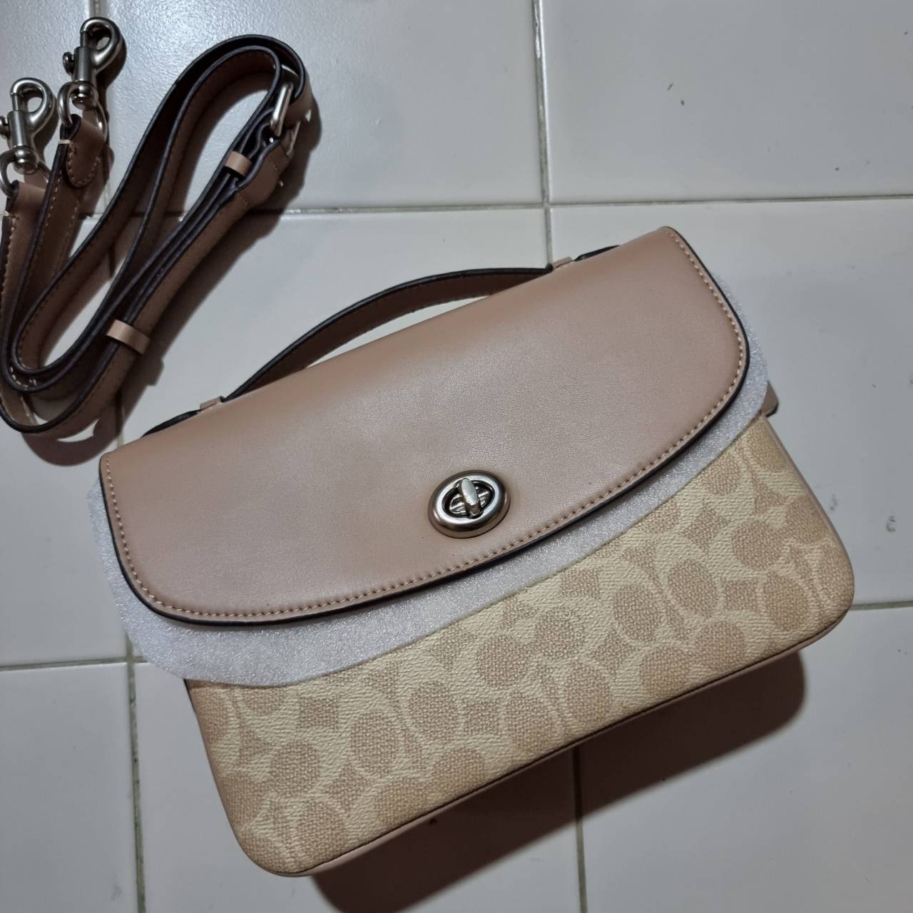 COACH 68349 CASSIE CROSSBODY IN SIGNATURE CANVAS เรียบหรู ดูดี ก็ต้องไอเท็มนี้ไม่อยากให้พลาด!! พาสเทลละมุนมากๆ สะพายแล้วดูแพงมากๆ สวยเลิศ กระเป๋าถือ/สะพายข้าง วัสดุหนังแคนวาสสลับหนังแท้ เปิด-ปิดด้วยตัวบิดล็อคแน่นหนา ภายในแบ่งสัดส่วนอย่างดี ใส่ของได้ครบสบา