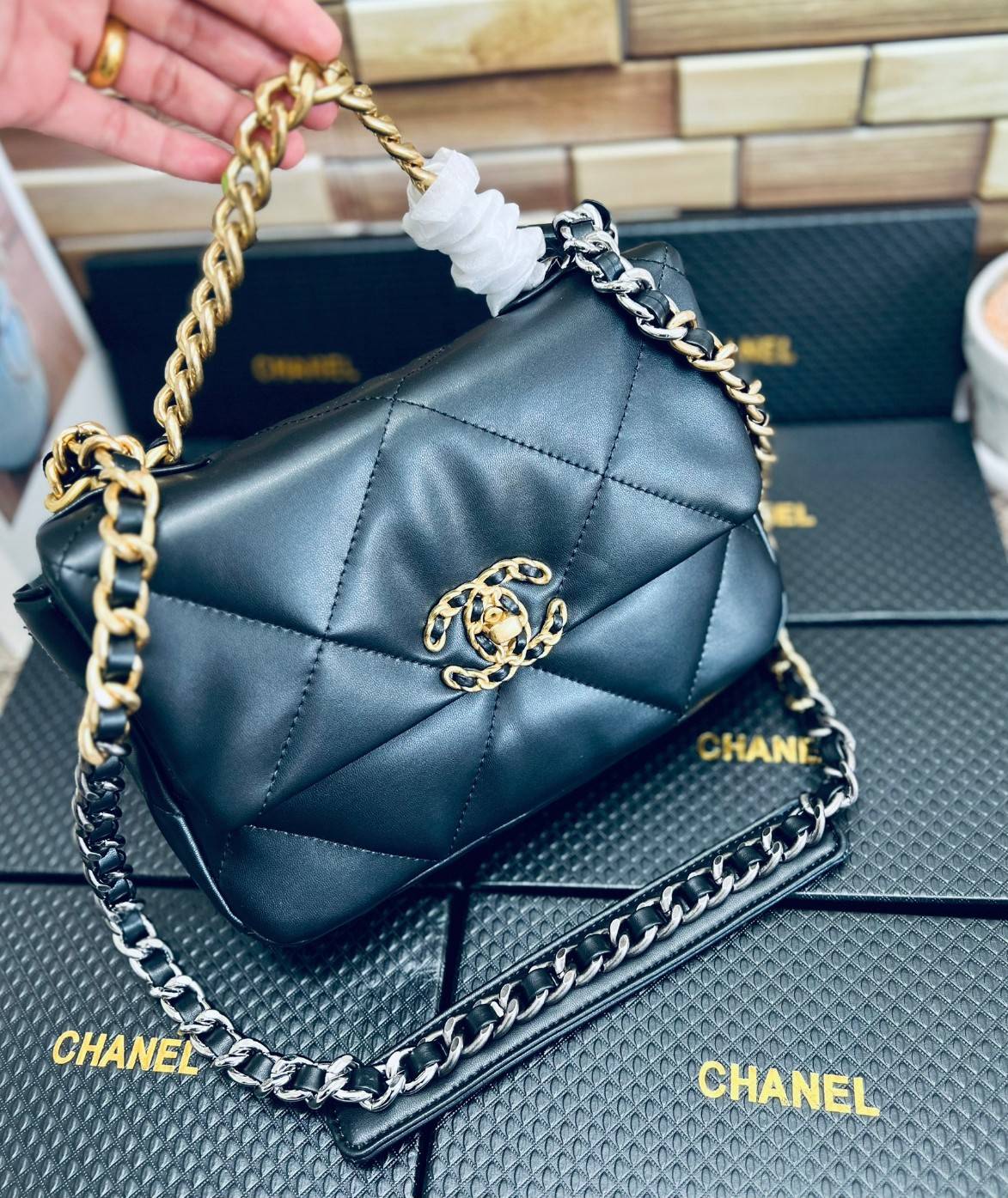 CHANEL 19 FLAP BAG / CHANEL LEATHER SHOULD BAG จำนวนจำกัด_หนึ่งในรุ่นที่สาวๆต้องมีค่า