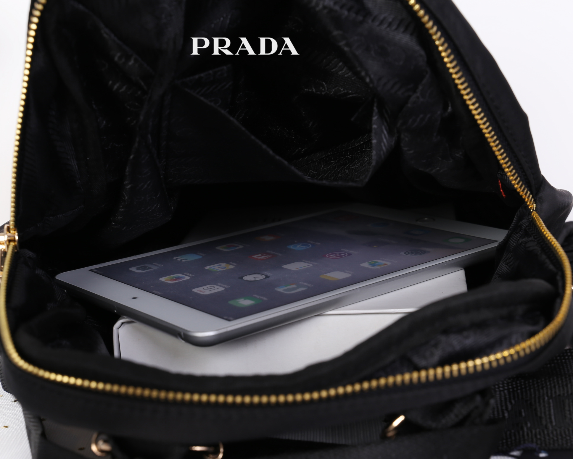 PRADA NYLON Bear BACKPACK กระเป๋าสะพายเป้ Premium gift จากเคาน์เตอร์ต่างประเทศรุ่น Limited edition วัสดุเป็น Nylon เนื้อหนาคุณภาพดีตามแบบฉบับของแบรนด์ ขนาดกำลังดี น้ำหนักเบา ด้านหน้าเป็นลายหมีปั๊กกลิ้ตเตอร์โลโก้แบรนด์ อะไหล่ทองหรูภายในซับ Polyester 100% ม