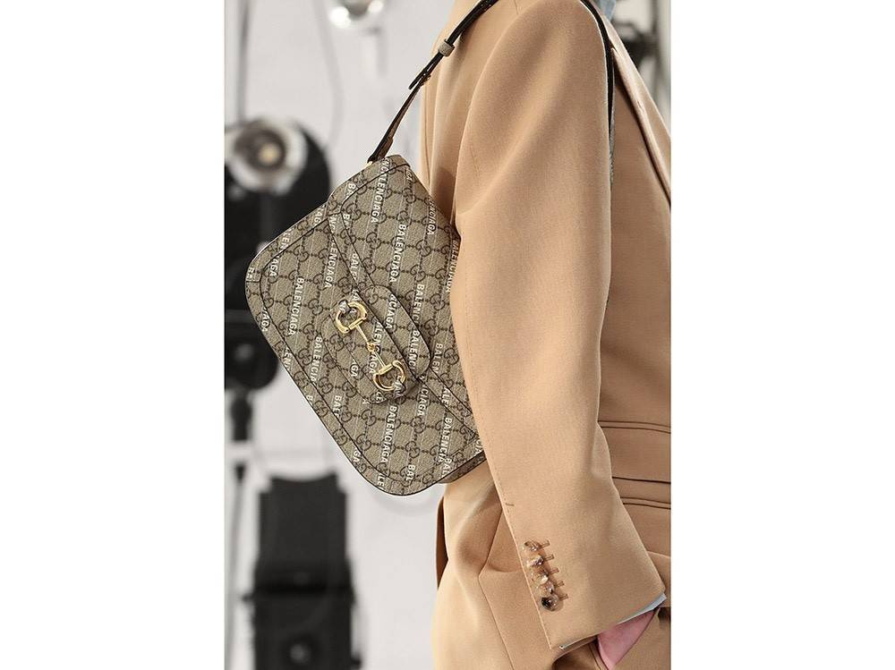 GUCCI x Balenciaga Horsebit 1995 รุ่นเด็ดสุด!! ฮ็อตสุด!! ที่ไม่ว่าใครก็ต้องรอคอย กับโปรเจคสุดเลิศ Balenciaga × Gucci strap shoulder bag กระเป๋าสะพายไหล่/สะพายข้าง ดีไซน์ใหม่ที่คอลแลบระหว่าง 2 แบรนด์สุดโต่งในเรื่องแฟชั่น รับรองความสวยไม่โป๊ะ วัสดุหนังแคนวา