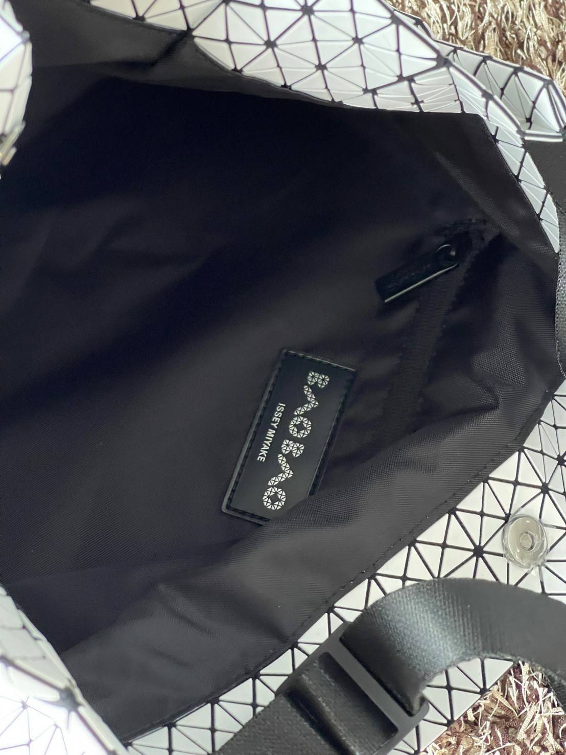 ORI 🥂 Baobao Issey Miyake Cart geometric tote bag / Miyake Cart Tote Bag รูปทรงที่สร้างขึ้นโดยบังเอิญ' เสื้อผ้าที่มีโครงสร้างและได้รับการออกแบบทางวิศวกรรมอันเป็นเอกลักษณ์ของแบรนด์ ส่งต่อไปยังเครื่องประดับที่น่าประทับใจและไร้กาลเวลาเหล่านี้ กร