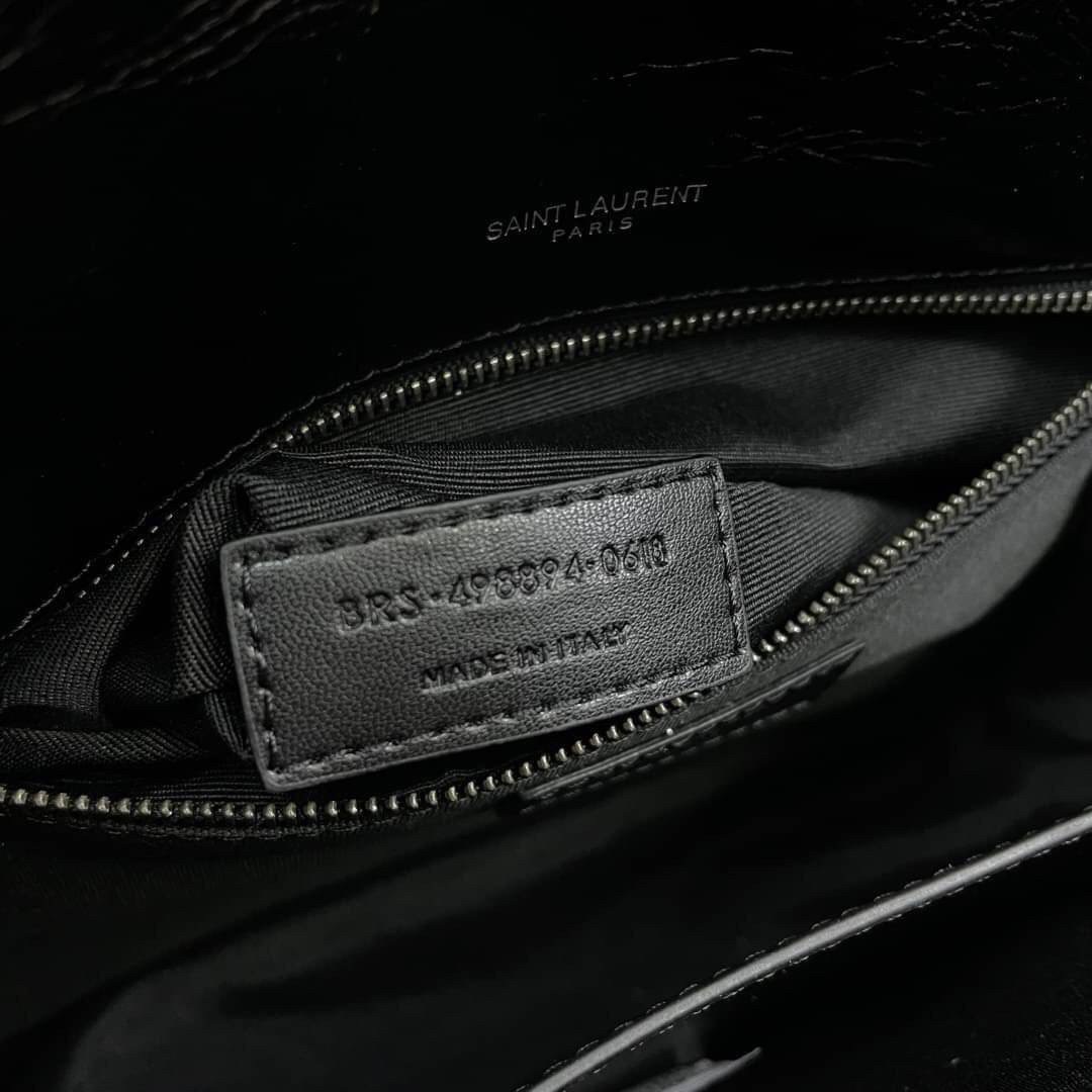 Saint Laurent Niki shoulder bag กระเป๋าสะพายรุ่นโดดเด่นด้วยโครงสร้างทำจากหนังวัว หนังมันเงา นิ่ม งานสวยมากๆ ค่ะ ด้านหน้าประดับโลโก้แบรนด์ และมีช่องสำหรับเก็บของที่หยิบใช้บ่อย ตอบโจทย์การใช้ชีวิตระหว่างวันได้ดีมากๆ สายสพายดีไซน์ได้หลายรูปแบบ แมทกับการแต่งต