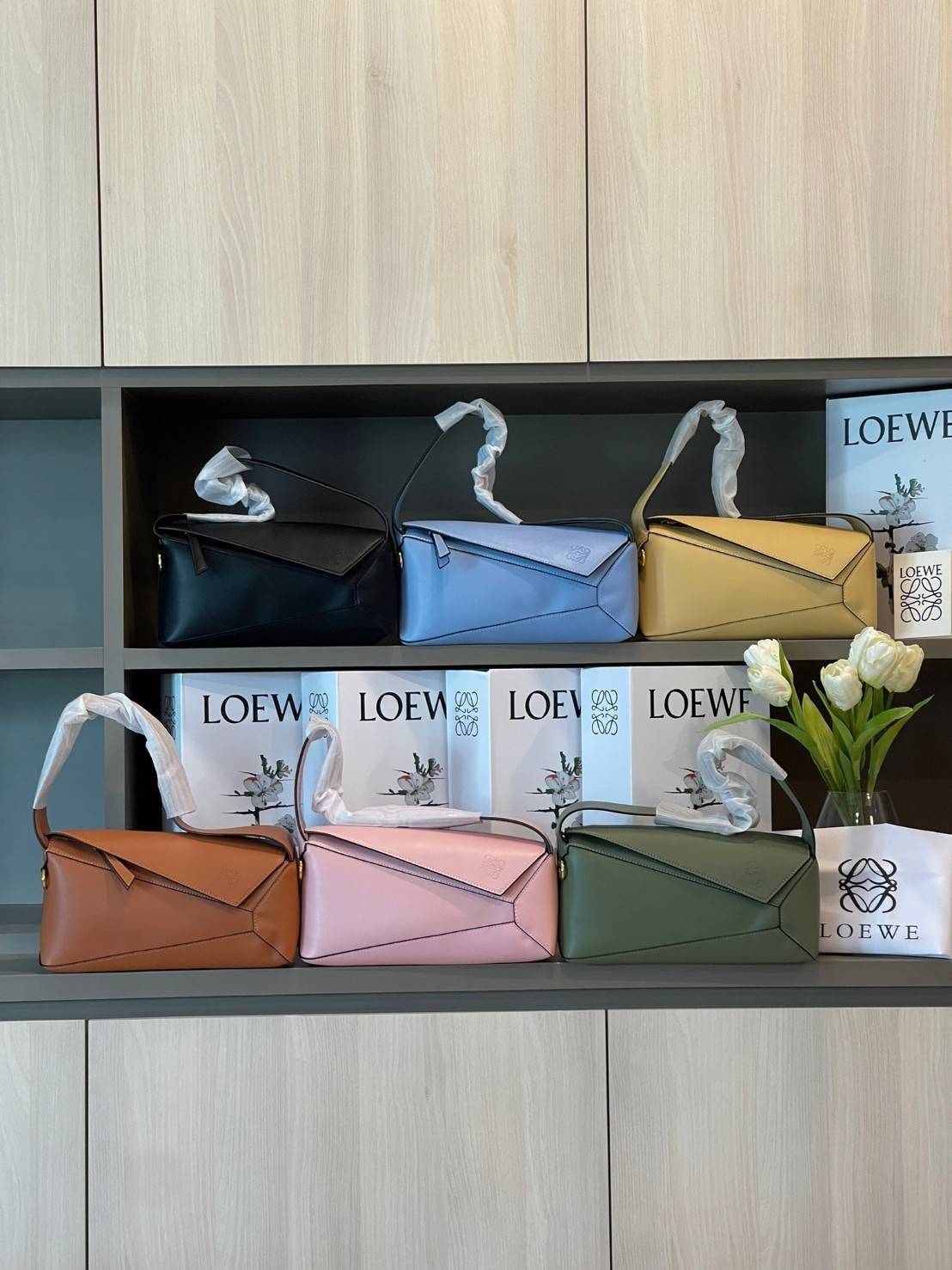 Loewe Puzzle Hobo bag กระเป๋ารุ่น Puzzle มีความพิเศษในหลายด้าน ไม่ว่าจะเป็นรูปทรงที่แปลกใหม่ มินิมอลด้วยโลโก้อนาแกรมแบบประทับ ดูหรู เป็นกระเป๋า Unisex ที่ไม่ว่าคุณจะเป็นผู้หญิงหรือผู้ชายก็ใช้งานได้ ลายกระเป๋าได้มาจากการนำหนังมาเย็บต่อกันทั้งหมด ถึงแม้ว่าข