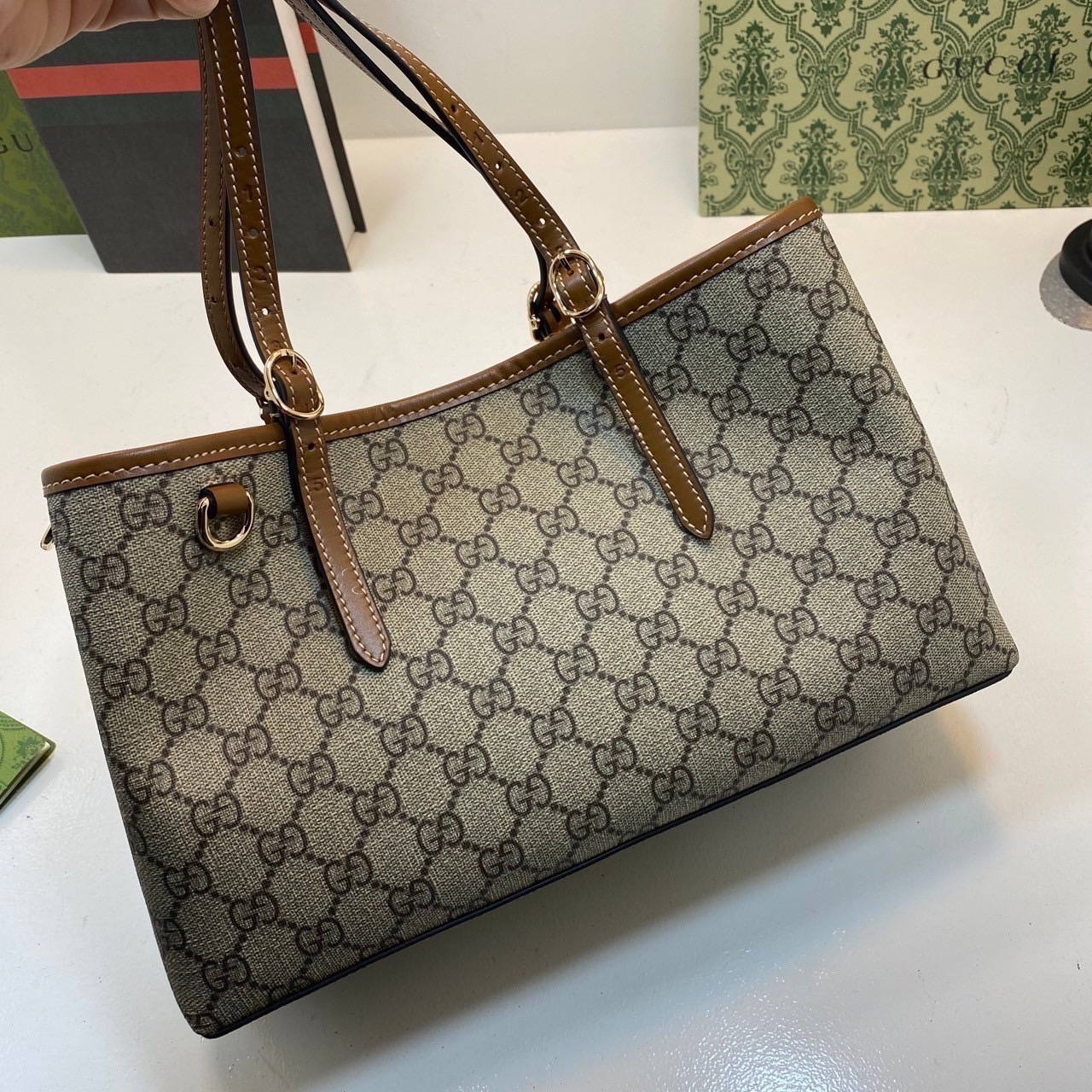 Top ORI หนังแท้ | GUCCI GG Emblem medium tote bag 30cm / GUCCI Tote Bag กระเป๋าสะพายทรงโท้ท คอลเล็กชั่นใหม่ตีความประวัติศาสตร์แห่งความสง่างามและงานฝีมือของแบรนด์ขึ้นใหม่