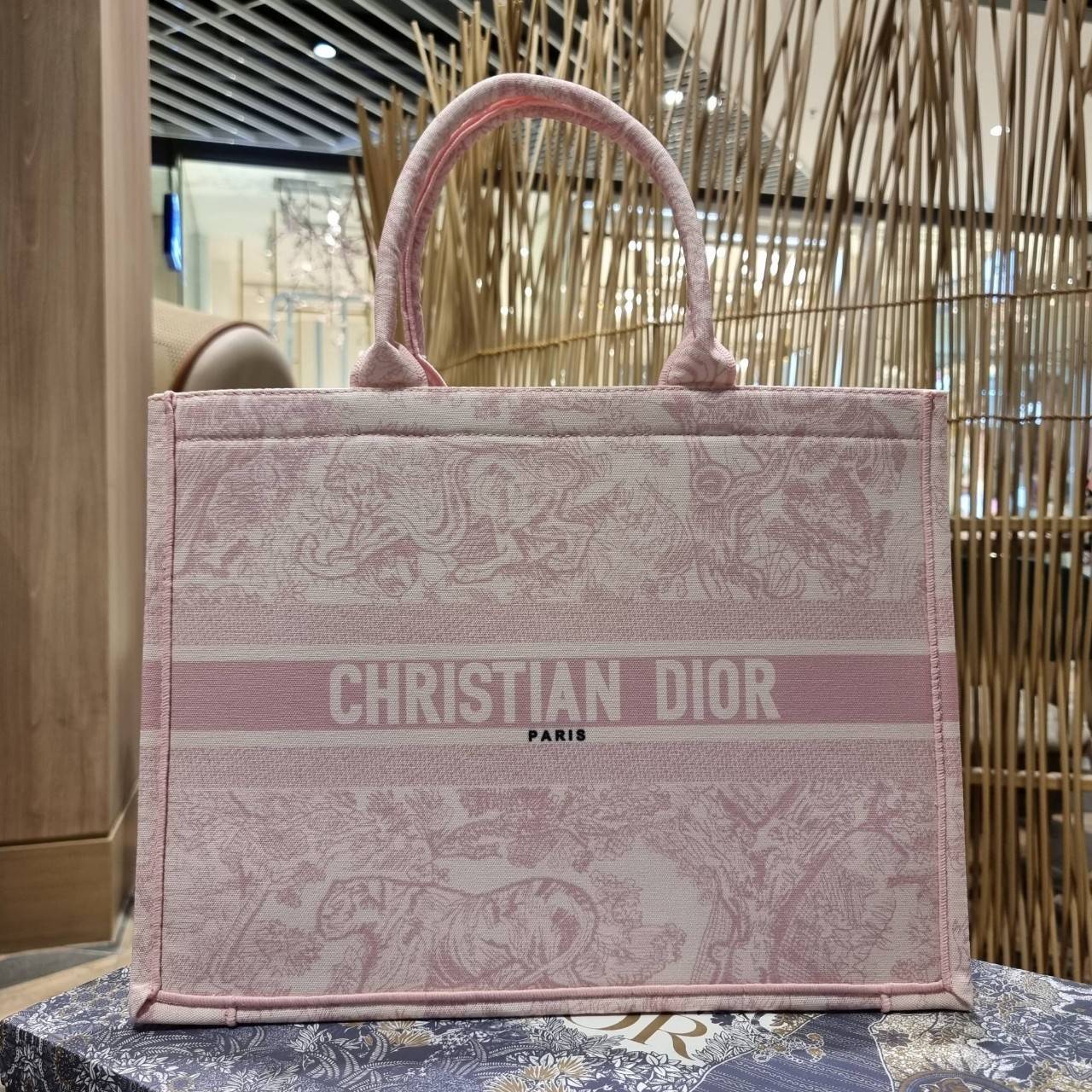 VIP 】HOT ARRIVAL!! DIOR CD SHOPPING BAG WITH GWP กระเป๋าทรงช้อปปิ้งใบใหญ่ จุใจ!! พรีเมี่ยมกิ๊ฟรุ่นดับเบิ้ลฮอต ดีไซน์คลาสสิควินเทจ สวยหรู วัสดุผ้าแคนวาสลายกราฟฟิค ภายในโล่งกว้างมากๆ ใส่ของจุสุดๆ โน้ตบุ้ค ไอแพด กระเป๋าสตางค์ มือถือ หรือเสื้อผ้ายังได้ สะพายค