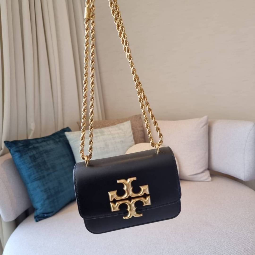 TORY BURCH ELEANOR SMALL CONVERTIBLE SHOULDER BAG ฮอตไอเท็ม รุ่นนี้ขายดีขายหมด สวยหรู คุณหนู ผู้ดี!! หายากมากแล้วน้า กระเป๋าสะพายข้าง ดีไซน์อยู่ทรง ขนาดกำลังสะดวกใช้สำหรับสาว วัสดุหนังแท้เต็มใบ สีทูโทน เปิด-ปิดด้วยแถบแม่เหล็ก ภายในแบ่งสัดส่วนได้เป็นอย่างด