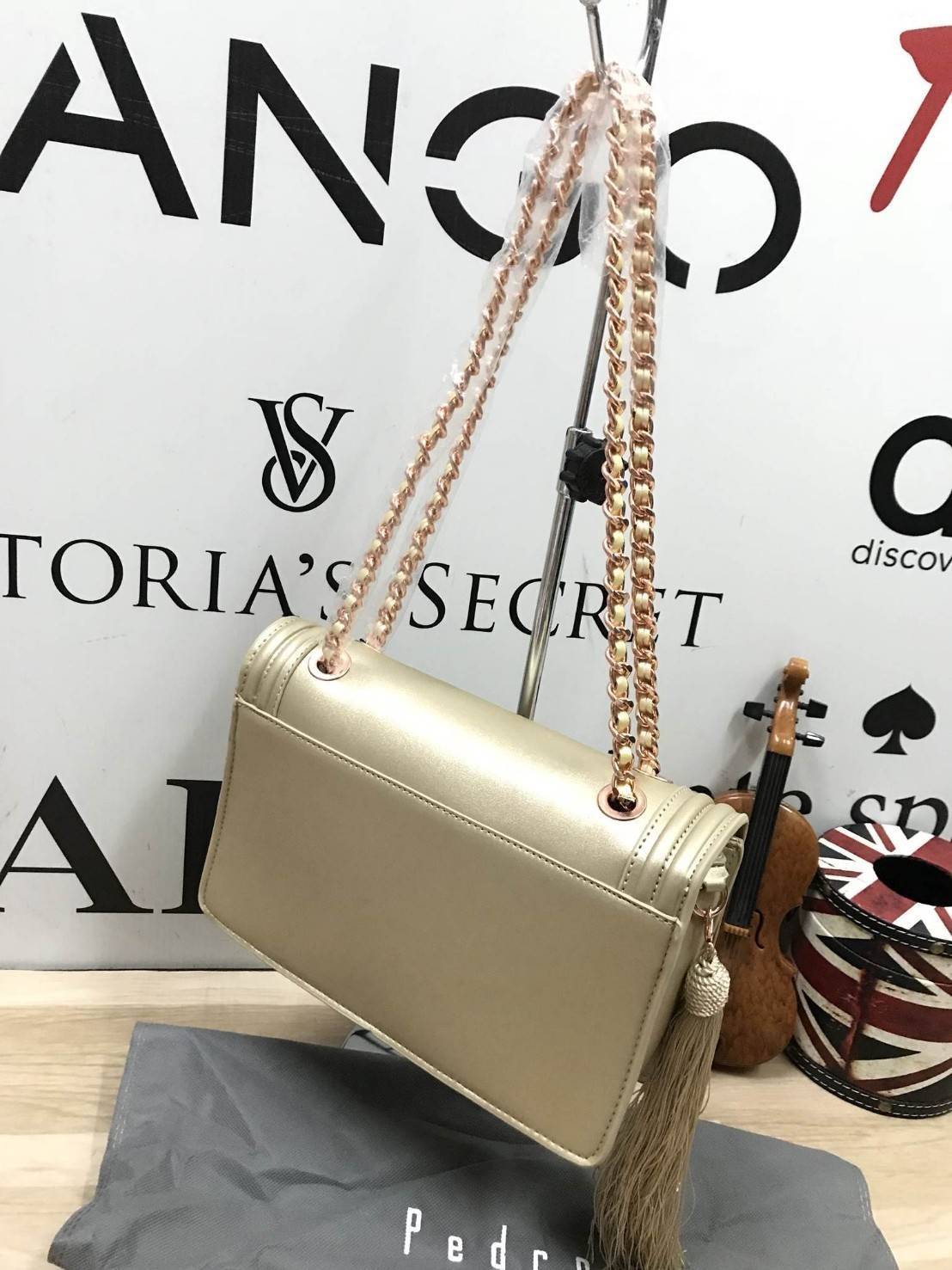 Pedro Velvet Tassel shoulder Bag รุ่นใหม่ชนช้อป!! จากแบรนด์ในเครือ charles&keith กระเป๋าสะพายข้างทรงกล่อง ตั้งอยู่ทรง สายสะพายโซ่ร้อยหนัง อะไหล่ทองทั้งใบ ด้านข้างประดับพู่สุดหรูสามารถสะพายได้ทั้งสายเดี่ยวและสายคู่ ภายในมีช่องซิปแยก สามารถใส่กระเป๋าสตางค์ท