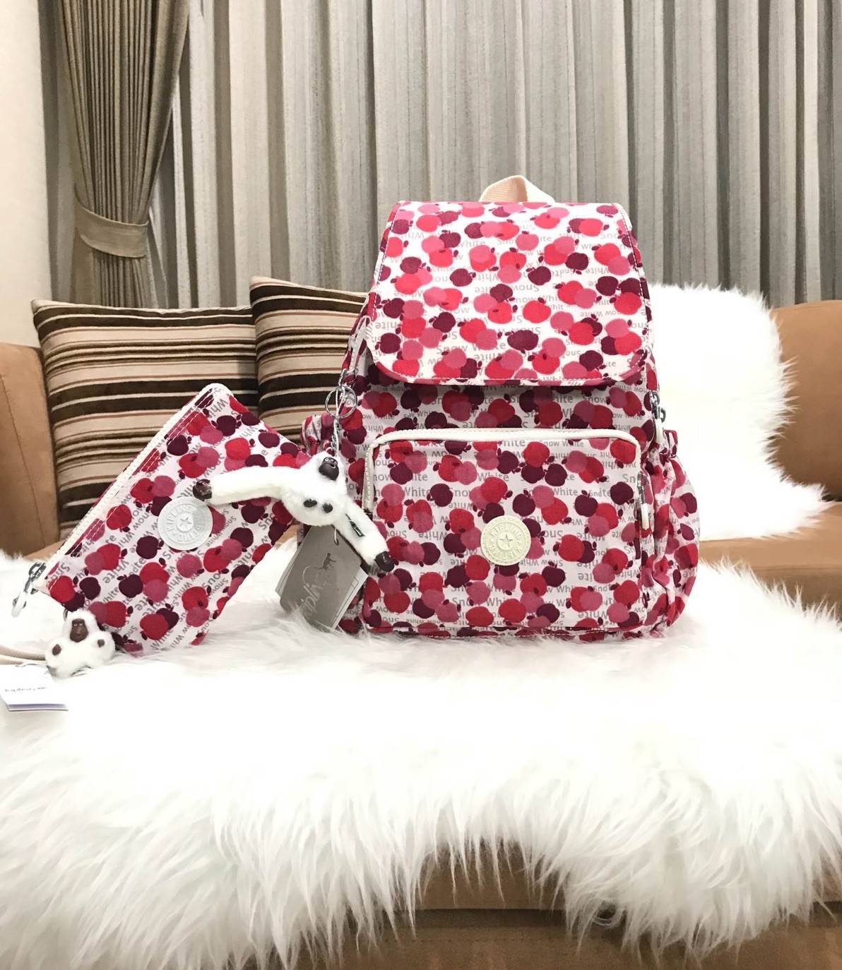 พร้อมส่งความน่ารัก! เซทสุดคุ้ม! ซื้อ1ได้ถึง2ใบ! NEW! KIPLING RAVIER DISNEY’S SNOW WHITE PRINTED BACKPACK WITH PURSE กระเป๋าเป้ Limited คอลเลคชั่น Snow White มาพร้อมกระเป๋าคล้องมือเข้าชุด Rare Items สุดๆ วัสดุ Nylon+Polyester 100% เปิดปิดด้วยฝาปิดกระดุมแม่