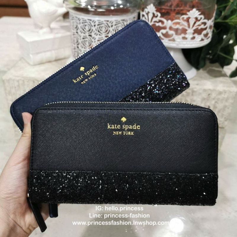 KATE SPADE NEW YORK GLITTER LONG WALLET กระเป๋าสตางค์ใบยาวรุ่นใหม่ล่าสุดจาก KATE SPADE FACTORY หนัง SAFFIANO ตัด Gitter วิ้งๆสวยหรูอยู่ทรงตามคอนเซปคอลเลคชั่นใหม่ เปิดปิดด้วยซิปรอบด้านหน้ามีโลโก้สวยเรียบหรูภายในมีโลโก้ ช่องซิปกลาง ช่องใส่บัตรหลายช่อง สามาร