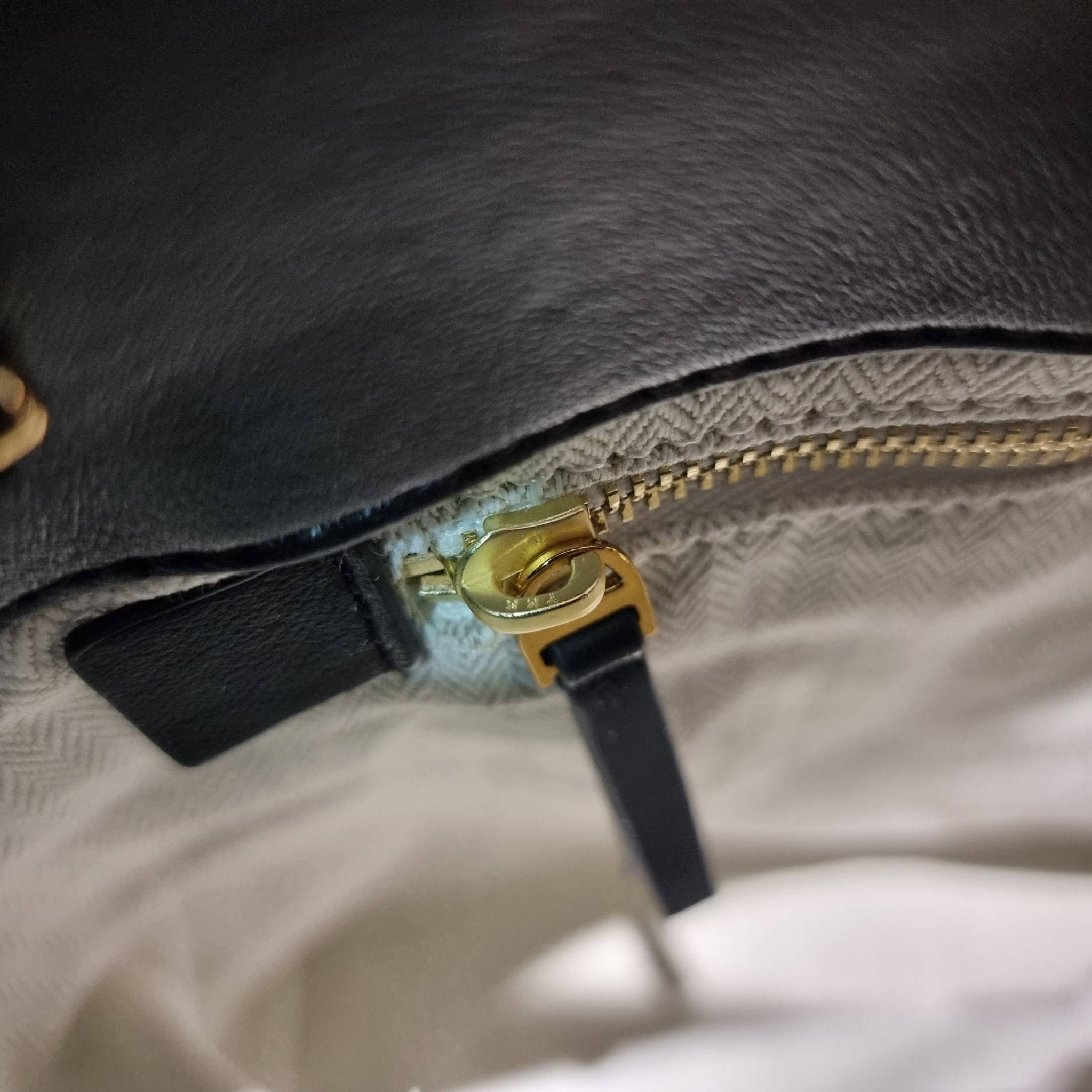 TORY BURCH KIRA CHEVRON TOTE กระเป๋าสะพายรุ่นที่ใครๆก็ต้องมี กับทรงโท้ทไซส์ใหญ่ ใช้ยังไงก็ดูหรู ดีไซน์เฉพาะตัว วัสดุหนังสัมผัสนิ่ม