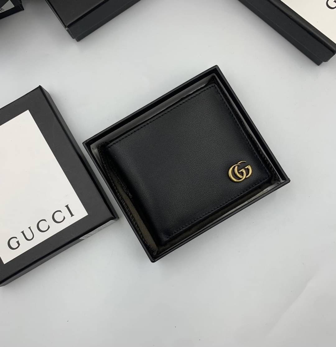 หนังแท้ GUCCI Men Short Wallet รุ่นใหม่ล่าสุด!! หนังสวยเริด ดีงามมากค่าาา กระเป๋าสตางค์ใบสั้น ดีไซน์ใหม่ สวยดูหรู ถือใช้กำลังเหมาะมือ ใส่บัตรได้เยอะ ใส่ธนบัตรได้ทุกชนิด มาครบ set พร้อมส่ง!! เป็นไอเท็มที่หนุ่มๆต้องมีจริงๆจ้า 😎😎