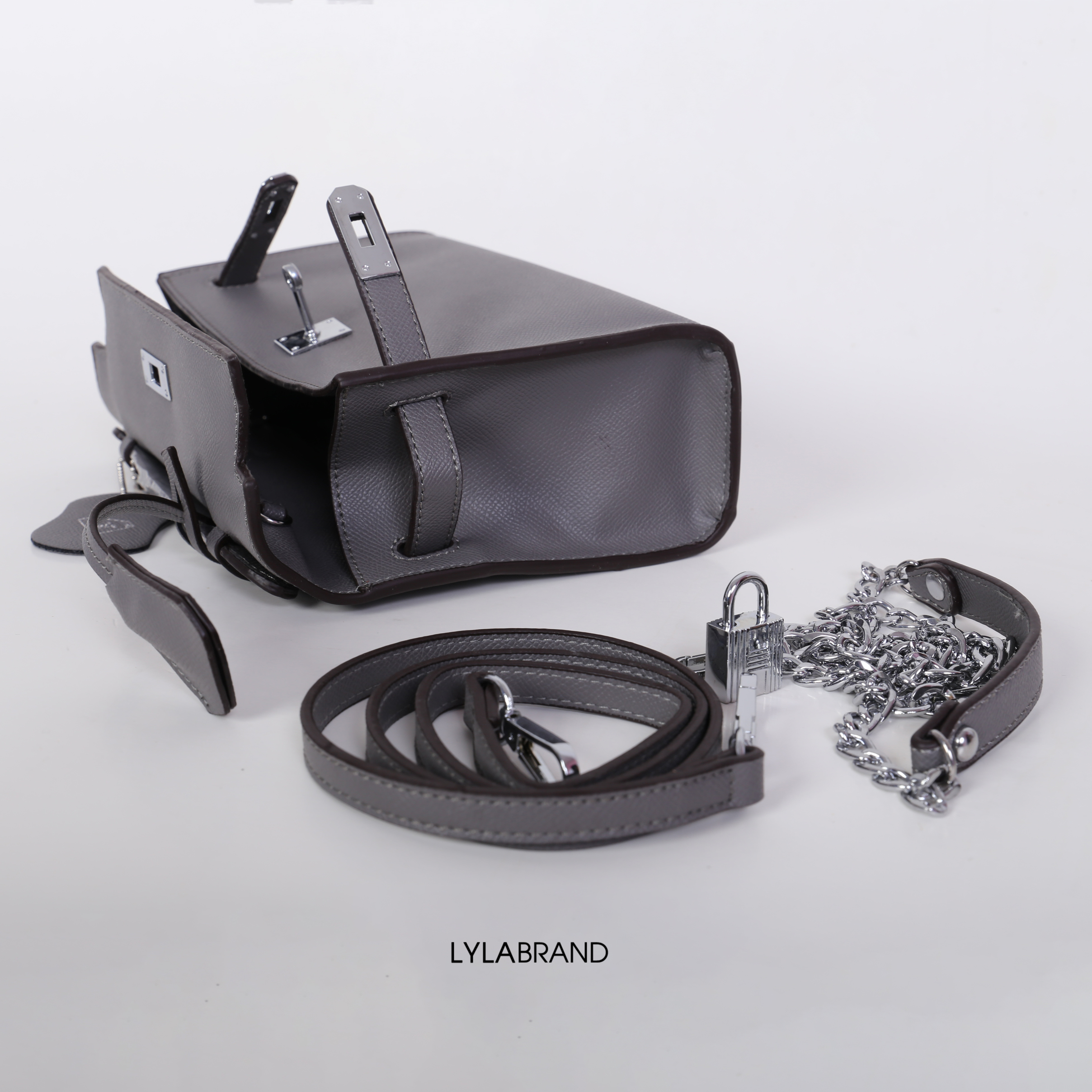 LYLABRAND🔔 KELLY MINI SIZE 22 CM / EPSOM PU TOP PREMIUM มาพร้อมสายหนังและสายโซ่คุณภาพดีสุดๆ ใบเล็กน่ารักพอดิบพอดีถือเป็นครัชออกงานได้ให้ลุคหรูสุด หรือจะใส่กับชุดทำงาน กางเกงยีนส์ ได้หมด ครบเลยค่ะ ให้ลุค ผู้ดีมากๆ ใส่ iphone plus ได้ทุกรุ่น มีสีให้