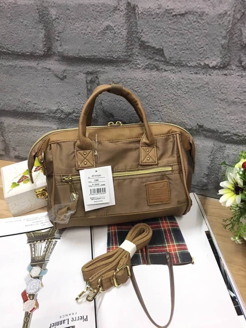 ANELLO NYLON 2 WAY MINI BOSTON BAG 2017 แบรนด์ฮิตติดลมบนในขณะนี้ กับคอลเลคชั่นใหม่เป็นรุ่นทรงShoulder bag วัสดุNYLON สลับกับ Pu น้ำหนักเบา กันน้ำได้ ช่องใหญ่เปิดปิดด้วยซิปคู่ ปากกระเป๋ามีโครงสะดวกใช้ ดูแลรักษาง่าย ตัวจริงน่าใช้ทุกสีเลยคะ เป็นรุ่นใหม่อีกรุ