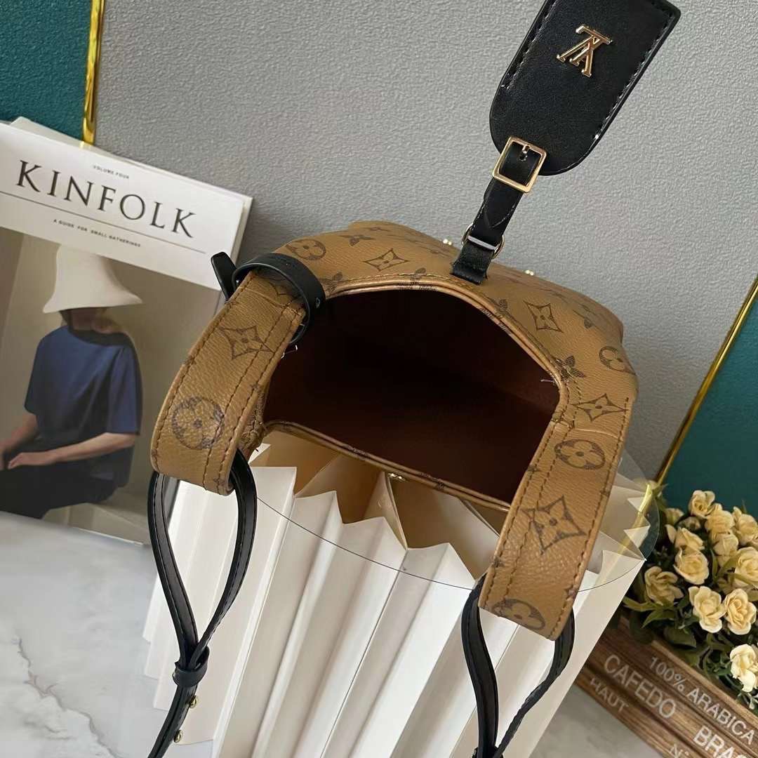 LV Atlantis BB Monogram Reverse กระเป๋าถือแคนวาสแต่งขอบหนังสีเข้มประดับเนมแท็ก LV เกรดออริ สลับแท้ 1:1 ใช้ต่างประเทศได้