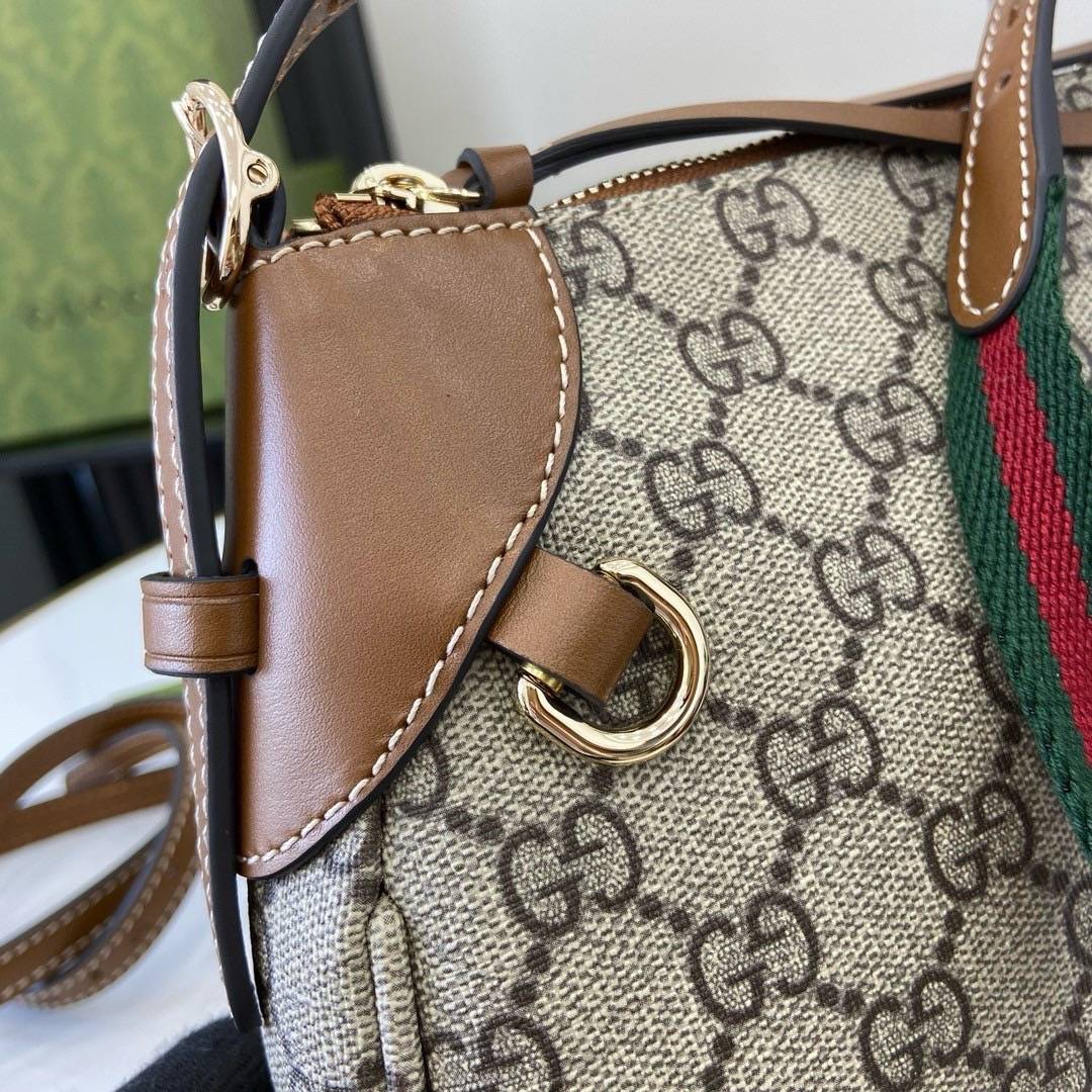 GUCCI GG Emblem small shoulder bag กระเป๋าสะพายคอลใหม่ ได้รับแรงบันดาลใจจากโลกแห่งการขี่ม้าดีไซน์คลาสสิคคงความเอกลักษณ์ สะพายไหล่ได้อย่างสง่างาม ขนาดน่าใช้มากๆ