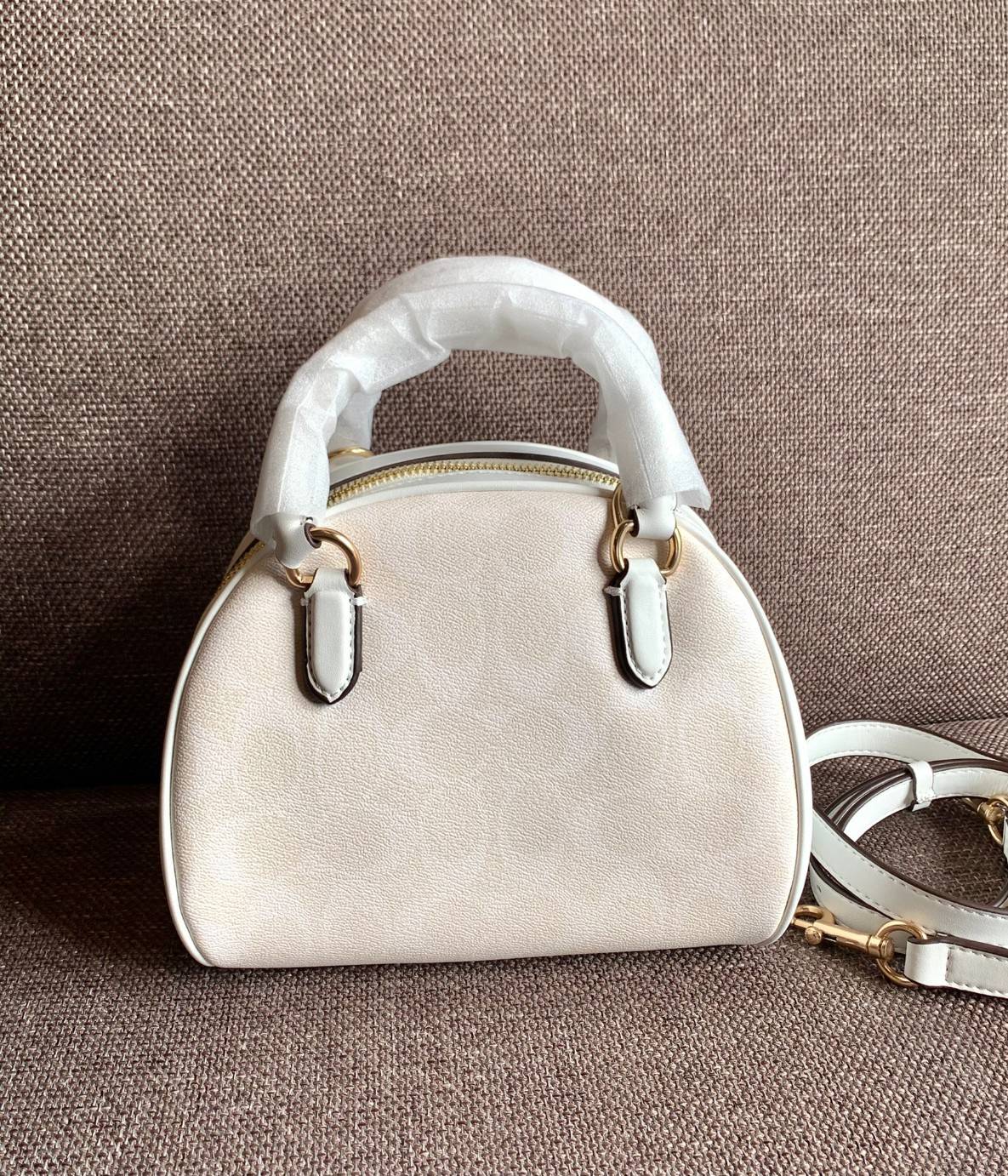 COACH SYDNEY SATCHEL BAG CA202 CA591 CB596 ใหม่ล่าสุด กับคอลที่สาวๆต้องหลงรัก กระเป๋าสะพายทรง satchel ที่มีรูปทรงดึงดูดสายตา สวยแรกเห็น วัสดุหนัง crossgrain พร้อมหูจับในตัว เปิด-ปิดด้วยซิป ภายในโล่งกว้าง ขนาดกำลังดี มีสายครอสให้ ปรับได้ตามชอบ ใบจริงลูกคุณ