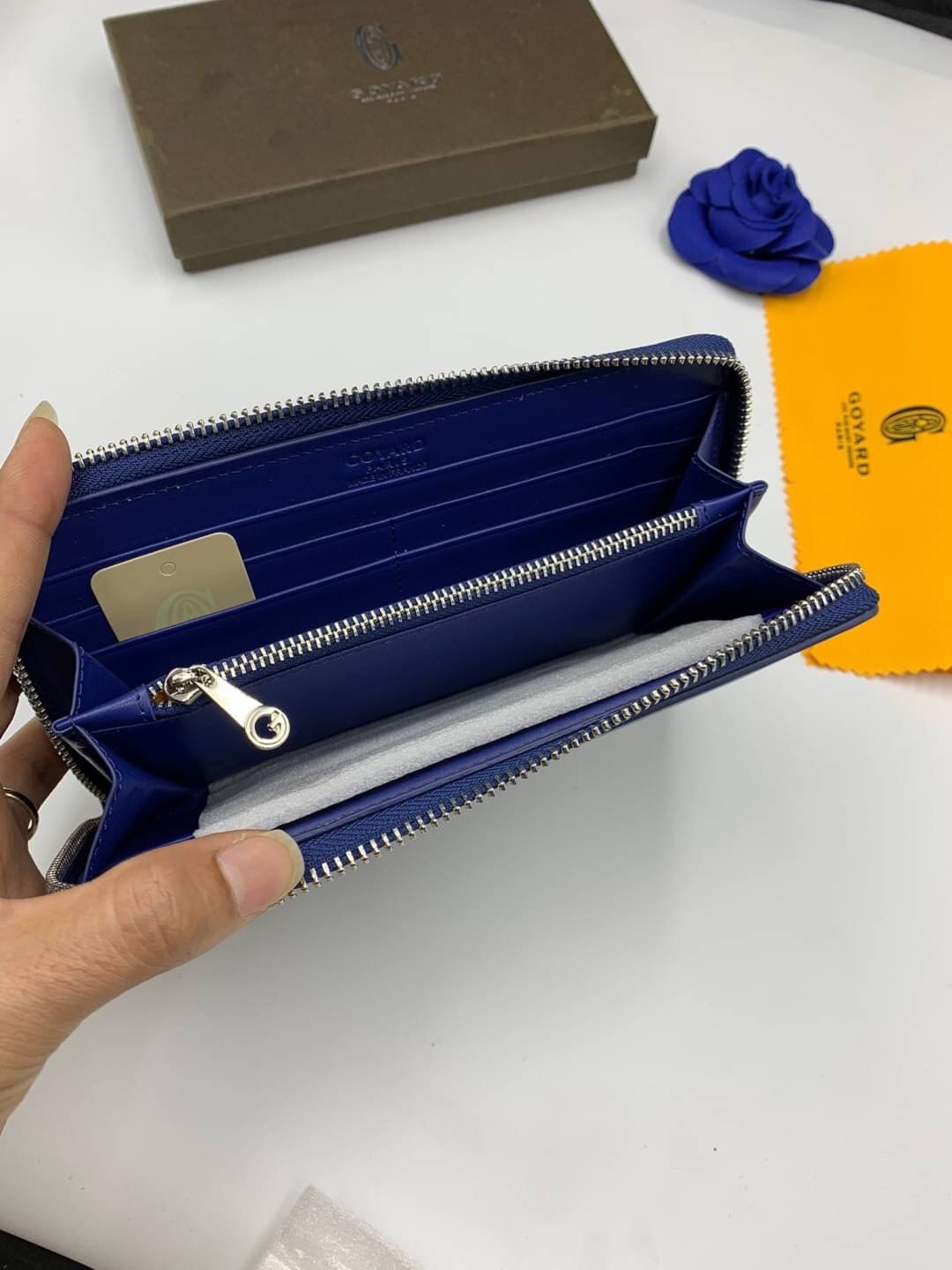 VIP GIFT 】GOYARD round zipper Matignon Long Wallet กระเป๋าสตางค์ซิปรอบใบยาว พร้อมส่ง 6 สี เหมาะกับการใช้งานทุกรูปแบบ นอกจากเพิ่มความมั่นใจแล้ว ยังทำให้ชีวิตของเราง่ายขึ้นอีกด้วย โดยการเปิดปิดแบบซิปรอบ สามารถใส่ธนบัตร เหรียญ บัตรต่างๆได้หลายใบเลยทีเดียว ขน