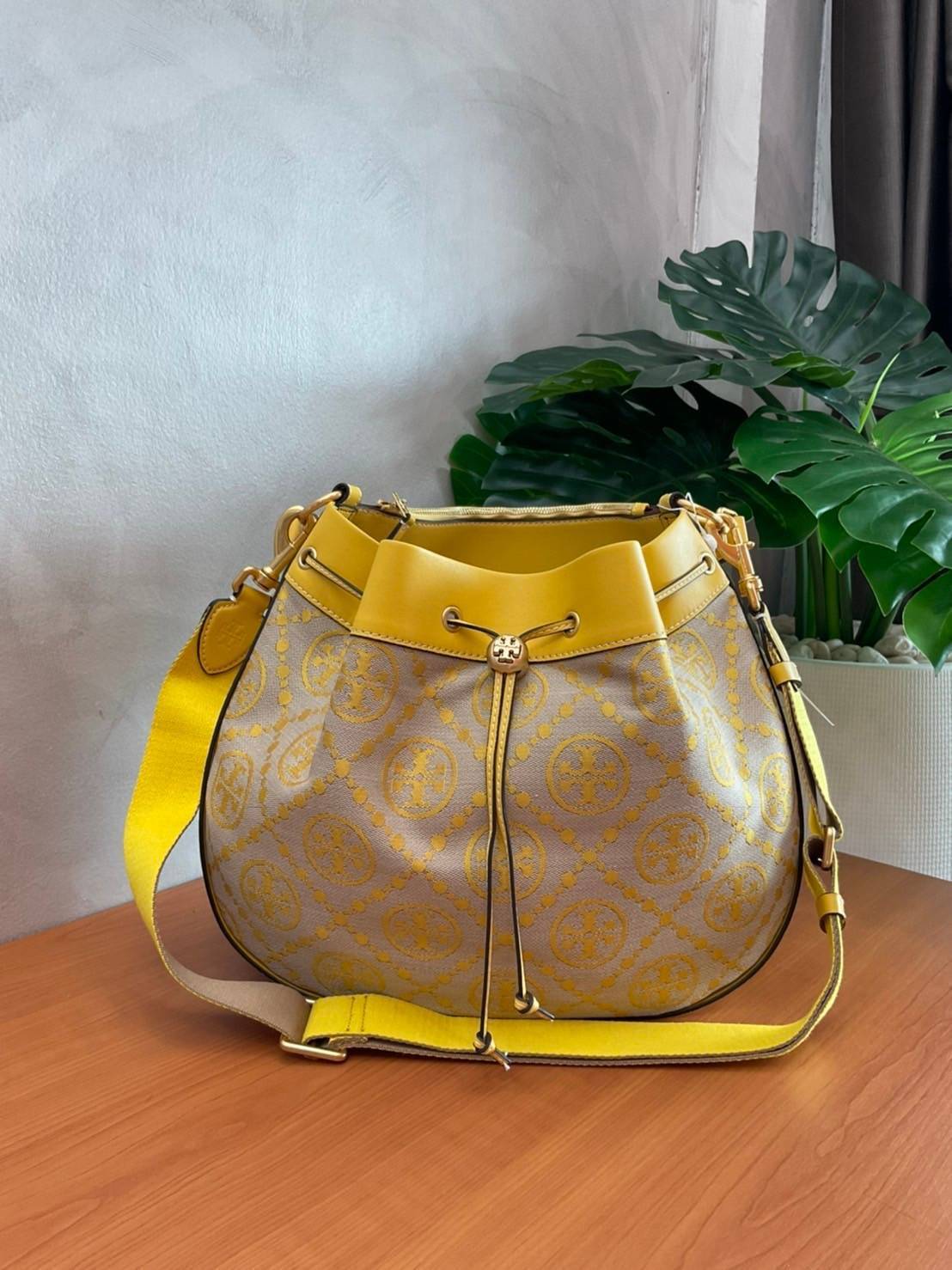 Tory burch t monogram jacquard drawstring hobo New Collection 2021 กระเป๋าถือและสะพายข้าง Monogram จาก tory burch ทำจากผ้าใบ jacquard ตัดด้วยหนังวัวแท้
