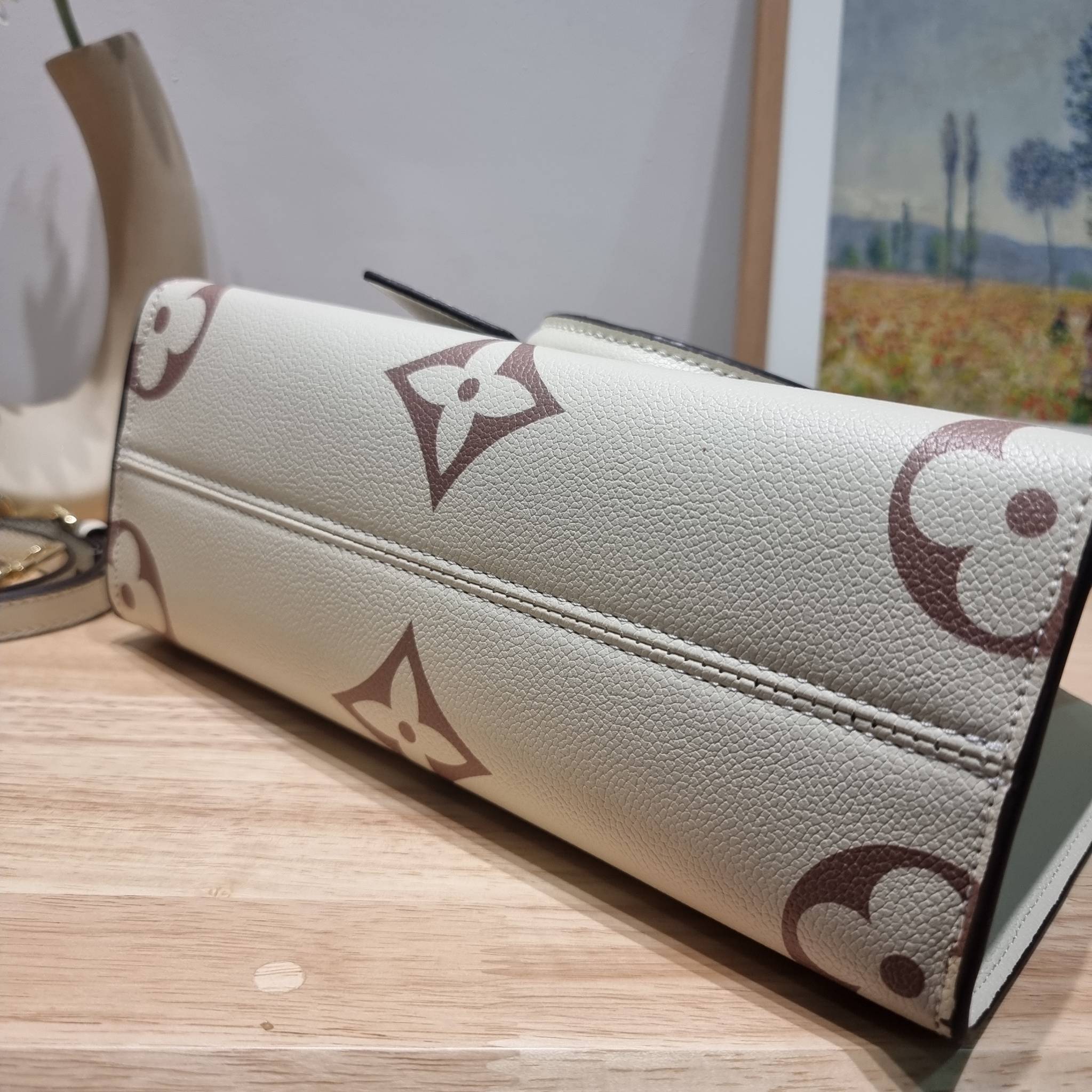 LV Onthego / LV crossbody tote bag กระเป๋าทรงโท้ทเวอร์ชั่นดั้งเดิม ที่คลาสสิค ผู้ดี หรูหรา โทนสีใช้งานง่าย ได้ทุกลุค ทุกสไตล์ วัสดุหนังลูกวัว ผิวลายเกรน มาพร้อมหูจับในตัว คล้องแขนก็ดูแพง หรือจะเกี่ยวสายครอสสะพายก็อัพลุคได้เลย ภายในโล่งกว้างมาก มีอะไหล่เกี