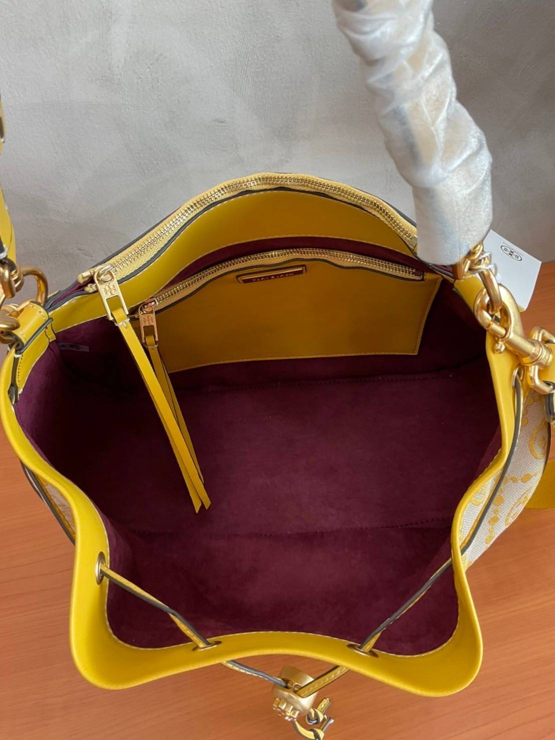 Tory burch t monogram jacquard drawstring hobo New Collection 2021 กระเป๋าถือและสะพายข้าง Monogram จาก tory burch ทำจากผ้าใบ jacquard ตัดด้วยหนังวัวแท้