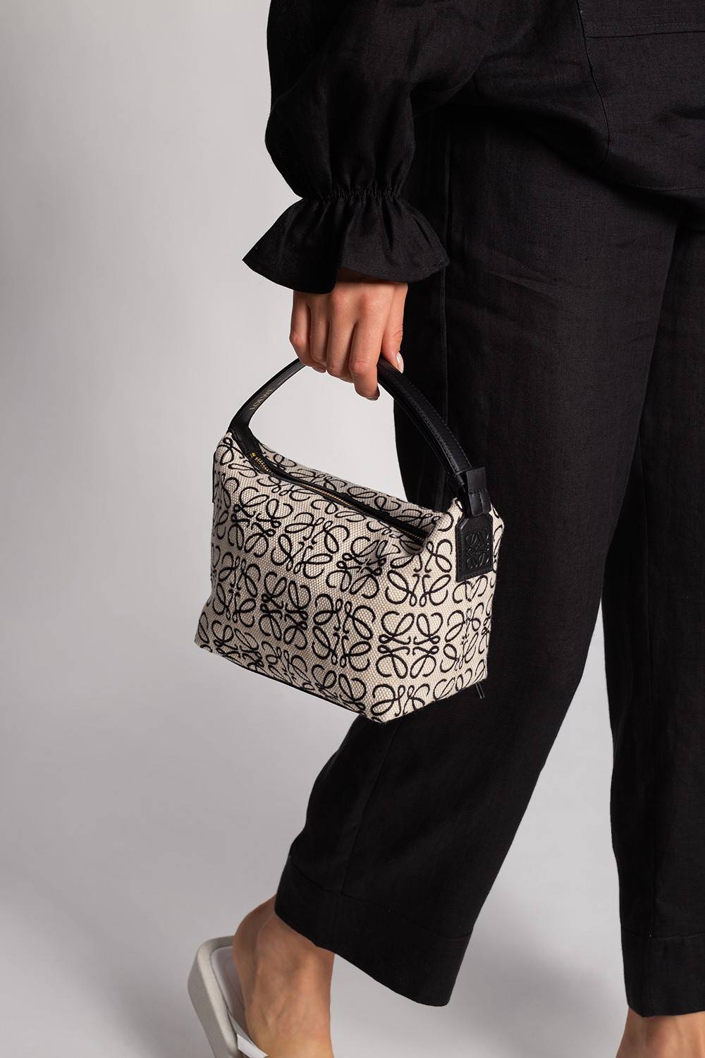 LOEWE SMALL CUBI BAG คอลเลคชั่นยอดฮิต กับสีใหม่ล่าสุด กระเป๋าทรงพอช ใบกำลังสวย ดีไซน์ดีเทลน่ารัก ด้วยลวดลายปักบนผืนผ้าคอตตอน มาพร้อมสายสะพายในตัว ที่ปรับความยาวได้อีกเล็กน้อย คล้องไหล่ คล้องแขนได้แบบสบายๆ เปิด-ปิดด้วยซิป ภายในเป็นช่องโล่ง มีช่องแบ่งอีกช่อ