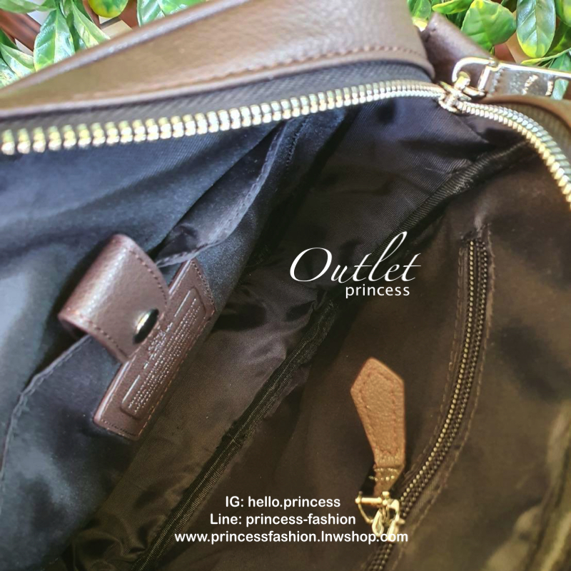 Coach Men crossbody bag Best seller! กระเป๋าข้างรุ่นยอดฮิตของคุณผู้ชาย วัสดุหนังลาย signature brand รอบใบ ด้านหน้ามี logo brand มีช่องหน้าหลัง ช่องหลักเปิดปิดด้วยซิป ใส่ wallet ยาว mini iPad ได้ มีช่องซิปเล็ก สายสะพายยาสปรับได้ค่ะ