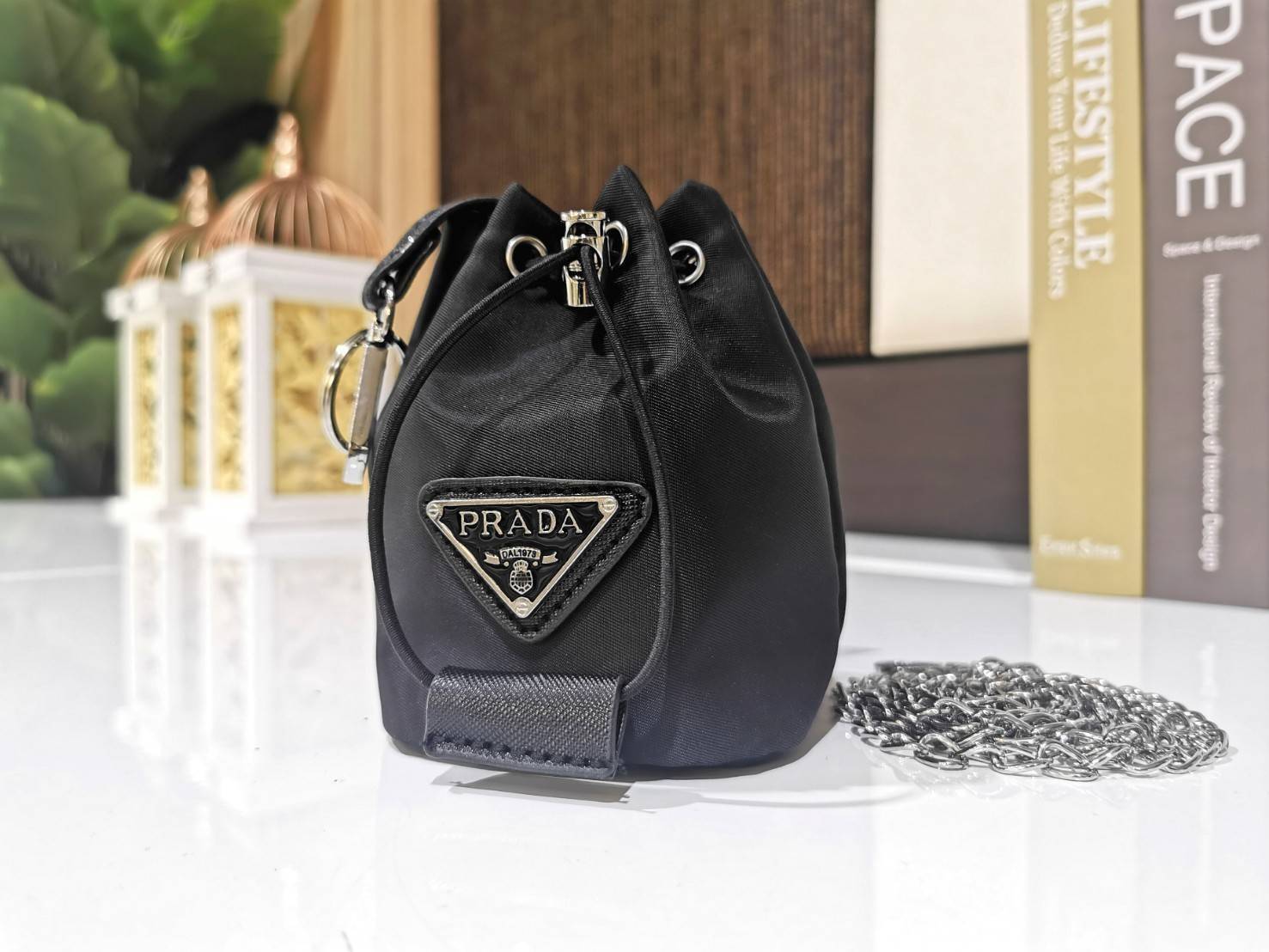 กลับมาตามคำเรียกร้อง Must Have!✴️PRADA MINI DRAWSTRING WITH KEYCHAIN VIP GIFT WITH PURCHASE (GWP) พรีเมี่ยมกิ๊ฟจากต่างประเทศรุ่น Limited "Duty Free" กำลังฮิตสุดๆในเกาหลี วัสดุ Nylon & Polyester 100% ด้านหน้าประดับโลโก้ เปิดปิดแบบ Drawstri