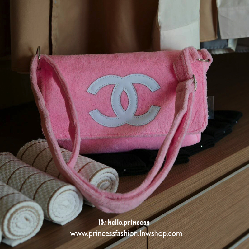 Chanel Beaute Crossbody Bag กระเป๋าสะพาย VIP GIFT ของแท้ จาก Chanel Cosmetic แท้💯 วัสดุขนวูลหนานุ่ม ตัดโลโก้แบรนด์หนังสีขาวสวยโดดเด่น น้ำหนักเบา เปิดปิดด้วยฝาปิดกระดุมแม่เหล็ก ใบใหญ่กำลังดี ใส่ iPad, กระเป๋าสตางค์ใบยาว, และของจุกจิกได้เยอะ มาพร้อม