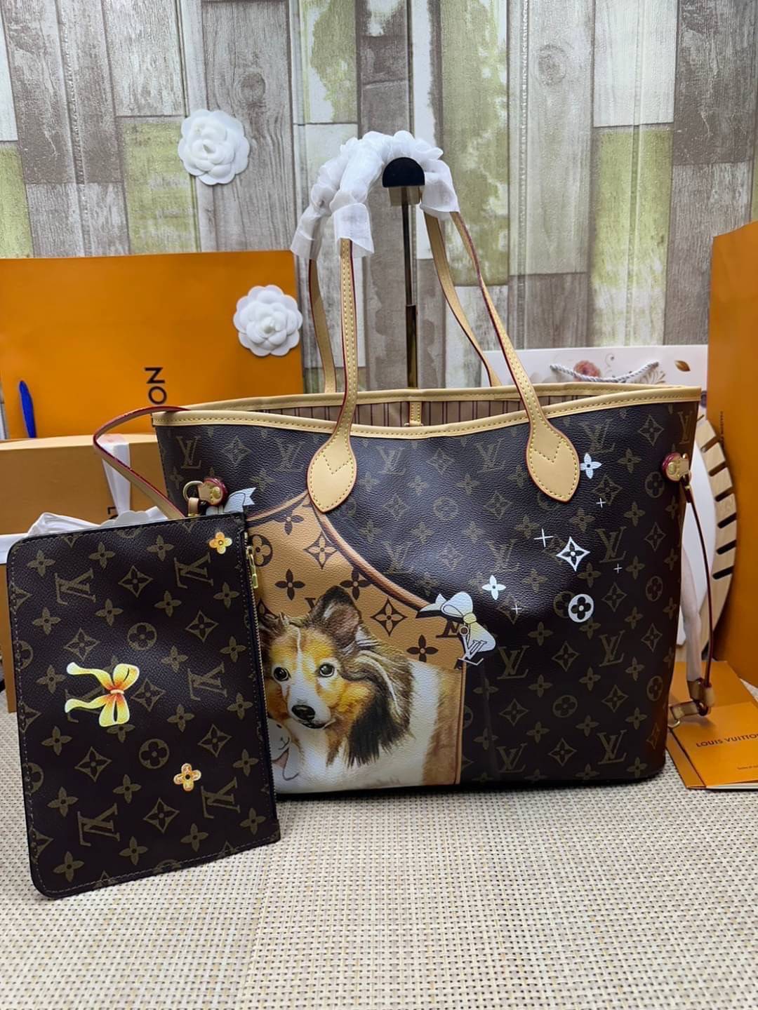 LV Neverfull MM Tote Monogram Canvas With Cat / Puppies กระเป๋าทรงโท้ท รุ่นลิมิเต็ด พิมพ์ลายน้องหมา น้องแมว ลวดลายท่องเที่ยว ลายสีสัน เป็นการรังสรรค์สุดท้าทายครั้งใหม่ของกระเป๋ารุ่นไอคอนิกจากหลุยส์ ผสานความหลากหลายในการใช้งานยุคใหม่กับพลังสีสันอันสดใสได้อ