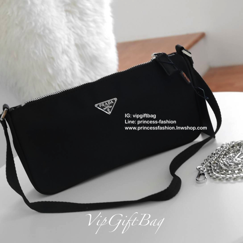 รุ่นใหม่ จากแบรนด์ Prada Crossbody *มีมาให้ถึง2สาย สายผ้าติดกับตัวกระเป๋า และสายยาวโซ่เงิน ด้านหน้ามีโลโก้แบรนด์สวยหรู เปิดปิดด้วยซิป อะไหล่สีเงินทั้งใบ ด้านในบุด้วยผ้าลายแบรนด์ มีโลโก้แบรนด์ ด้านในใส่ของได้เยอะคะ ใส่กระเป๋าตังยาว เครื่องสำอางค์