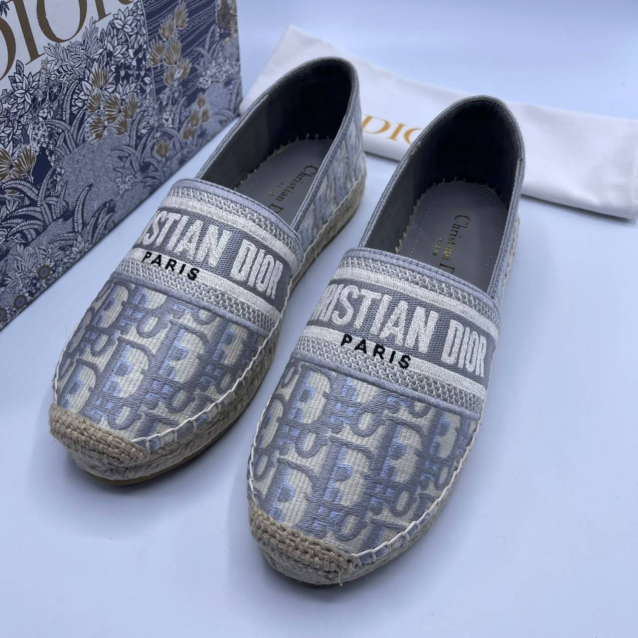 DIOR GRANVILLE ESPADRILLE Oblique Embroidered Cotton รองเท้าที่เป็นเอกลักษณ์ ที่สุดแห่งความหรูหราที่ใช้งานได้ทุกวัน ตัดเย็บจากผ้าฝ้ายปักลาย ประดับด้วยรายละเอียดสวยงาม งานเกรดออริจินอล 1:1 เหมือนที่สุด ภาพสินค้าถ่ายจากงานขายจริง ไม่โป๊ะแตกแน่นอนค่า