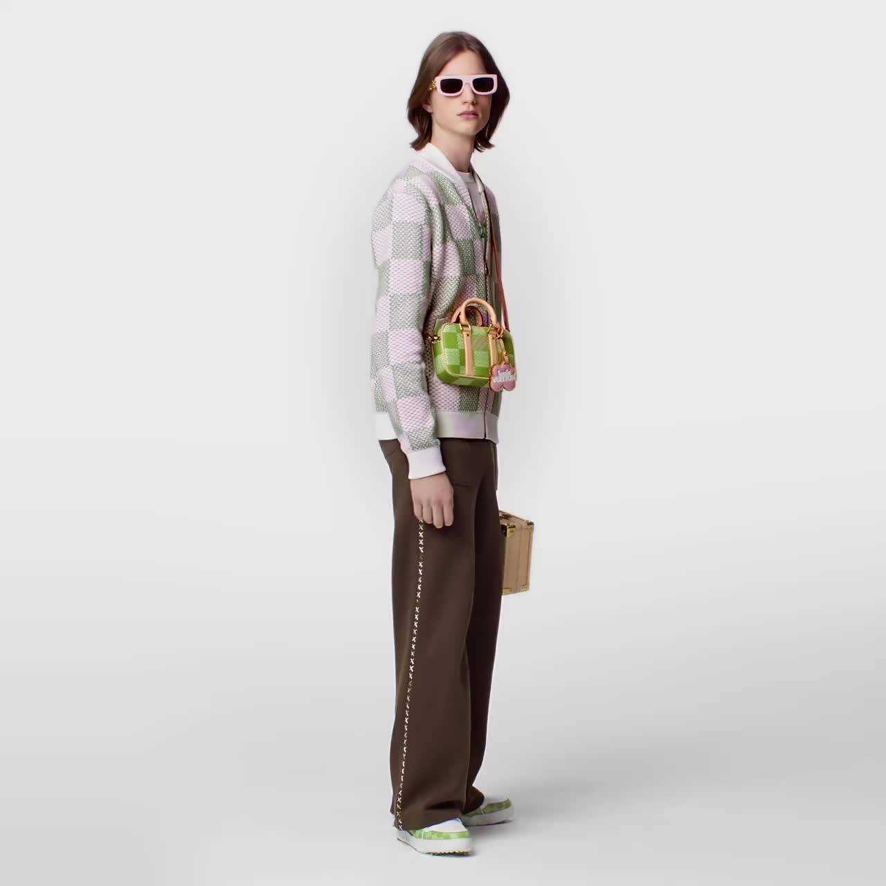 LV Nano Porte Documents Voyage สีเขียวเหนี่ยวทรัพย์ กระเป๋าสะพายทรงกระเป๋าเดินทางในขนาดมินิกะทัดรัด แถมฟรีพวงหนังห้อยสีชมพูโดดเด่น