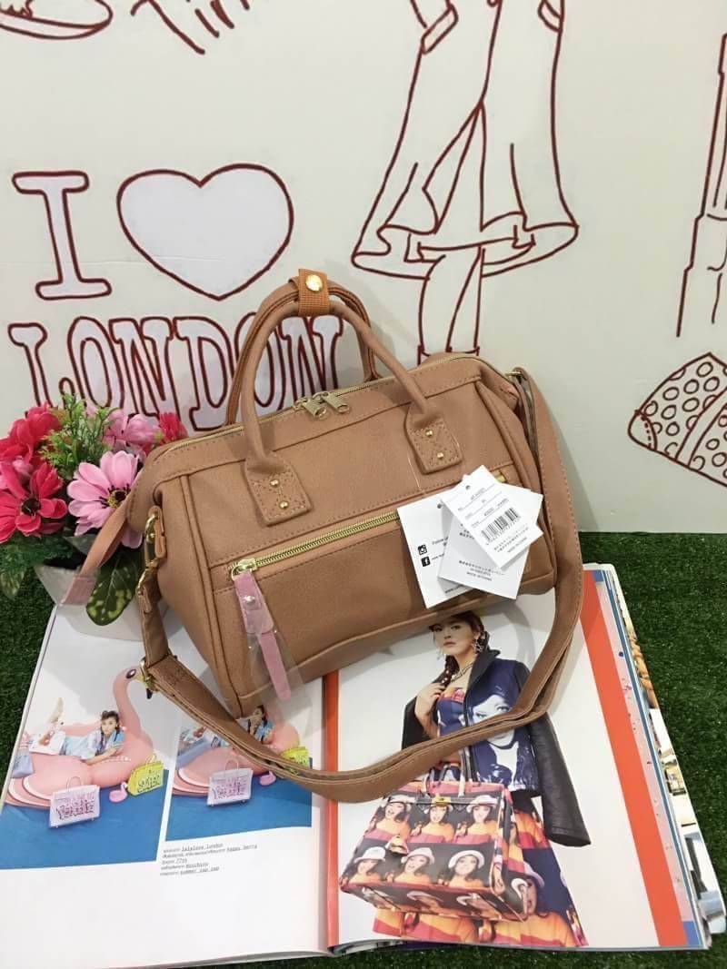 Anello polyester 2 way mini boston bag จากแบรนด์ดังในประเทศญี่ปุ่น กระเป๋าสไตล์คลาสสิค มีโครงปากกระเป๋ากว้างเป็นสัญลักษณ์ วัสดุหนัง pu กันน้ำได้ ภายในมีช่องใหญ่และช่องเล็กด้านข้าง2ช่อง เปิดปิดด้วยซิปคู่ มีตัวล็อคที่หูจับ ด้านหน้ามีช่องซิปเล็กใช้งานได้จริง