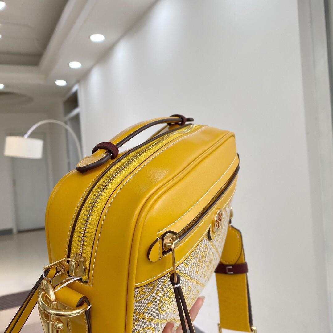 TORY BURCH T MONOGRAM JACQUARD CAMERA BAG กระเป๋าถือหรือสะพายข้าง ปักษ์ลายแบรนด์ วัสดุ Canvas ปักษ์ลายแบรนด์ เปิด-ปิด ด้วยซิป ภายในโล่ง มี1ช่องซิป1ช่องใส่ของจุกจิ๊ก ด้านหน้ามี1ช่องซิป สายยาวถอดสายได้ สวยเก๋ ไม่ควรพลาดเลยค่า