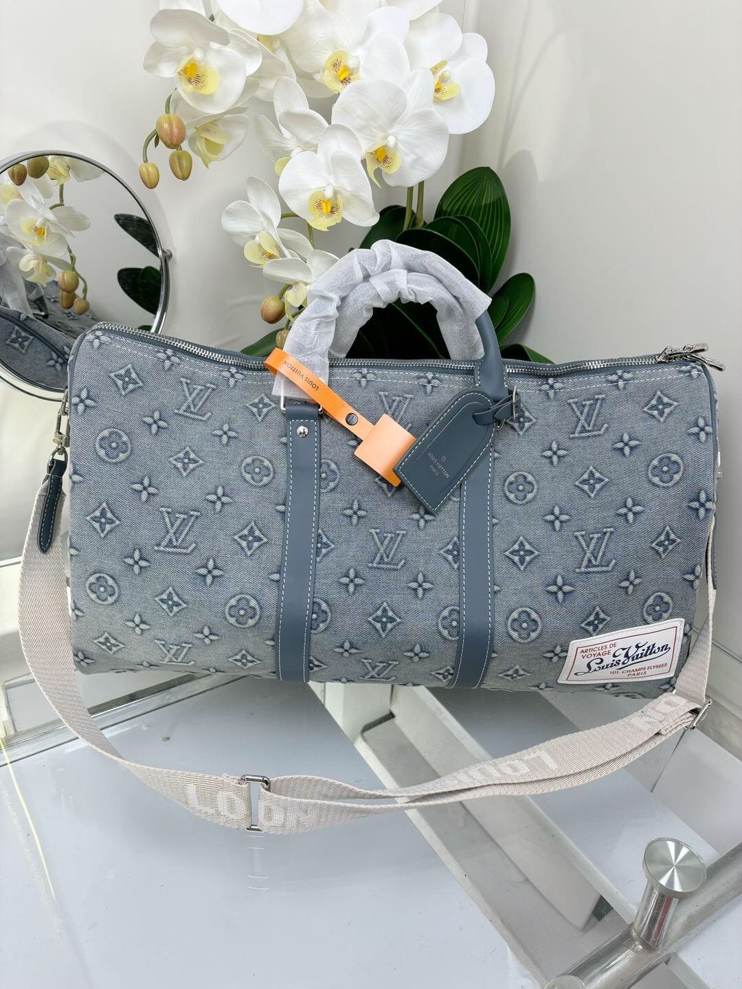 LV Keepall Bandoulière 50 denim classic travel bag กระเป๋าเดินทางสุดคลาสสิก สวยทำถึง! ต้อนรับซัมเมอร์ให้โดดเด่นกว่าใครออกแบบใหม่ด้วยผ้าเดนิมสีซีดพร้อมลายโมโนแกรมปั้มนูน