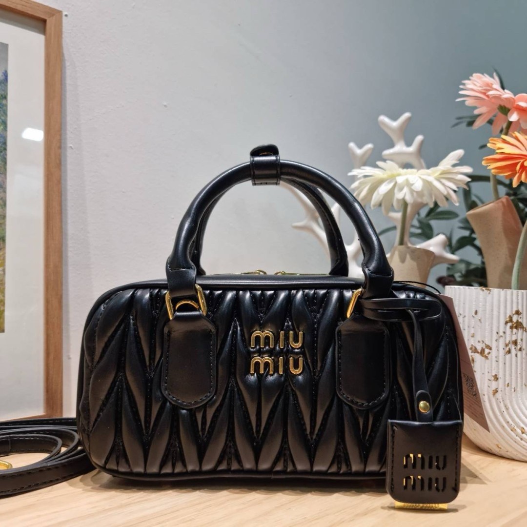 MIU MIU ARCADIE METELASSE LEATHER BAG กระเป๋าถือ/สะพายสุดชิค คุ้มมากไม่อยากให้พลาดน้า เกรดไฮเอน ใช้งานต่างประเทศได้