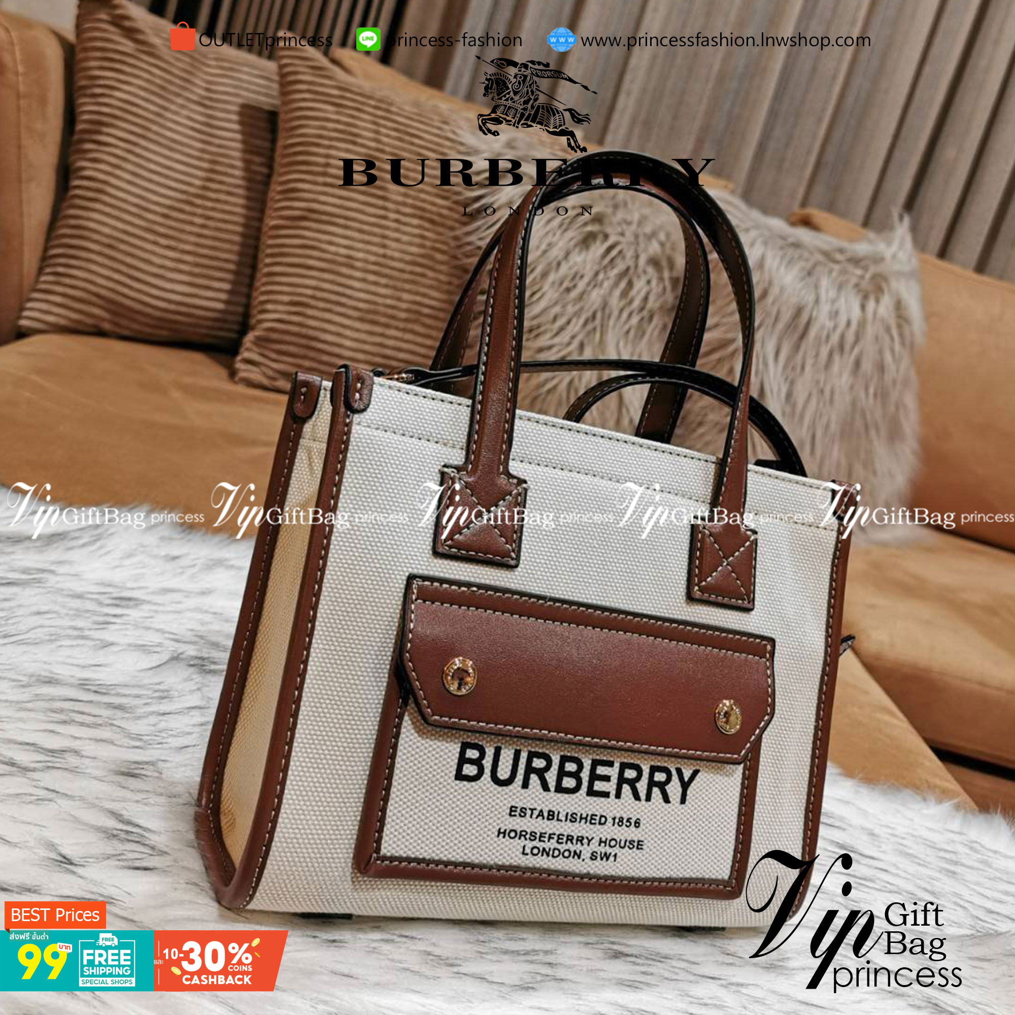BURBERRY FRAGRANCES CROSSBODY BAG VIP GIFT WITH PURCHASE (GWP) พรีเมี่ยมกิ๊ฟ Limited Edition จาก BURBERRY PERFUME วัสดุ Canvas & Leather ทรงเหลี่ยม TwoTone ดีไซน์สวยอยู่ทรง ด้านหน้ามีช่องใส่ของ ภายในโล่งกว้าง สามารถใส่กระเป๋าสตางค์ยาว มือถือ ของใช้ได้เยอะ