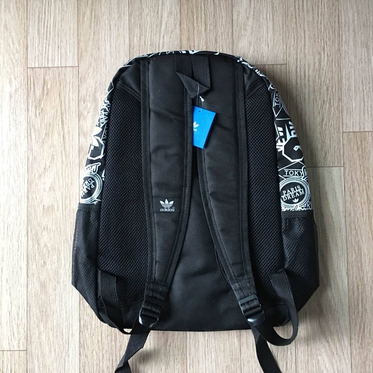 Brand: Adidas Size:46x30x16 cm. Material: 100% Polyester กันน้ำ Bags hardness: Soft Cover Lining Material: Polyester Internal Structure: zipper pocket มีช่องสำหรับใส่ Notebook ,Tablet ในตัวกระเป๋า สายเป้ และด้านหลังบุผ้าตาข่ายนุ่ม รองรับหลัง รูปแบบสวยทันส
