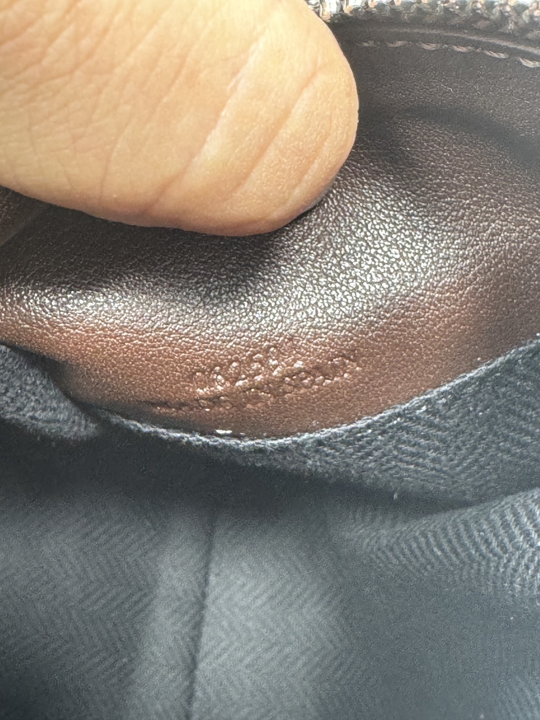 ORI หนังแท้ | Loewe Small Puzzle Biker bag in shiny Leather 24cm กระเป๋าสะพายทรงกล่องพัซเซิล รุ่นใหม่ล่าสุด คล้ายเข็มขัดด้านหน้าสวยเท่โดดเด่นสไตส์ไบเกอร์ ด้วยเส้นสายเรขาคณิตอันโดดเด่นและรูปทรงลูกบาศก์