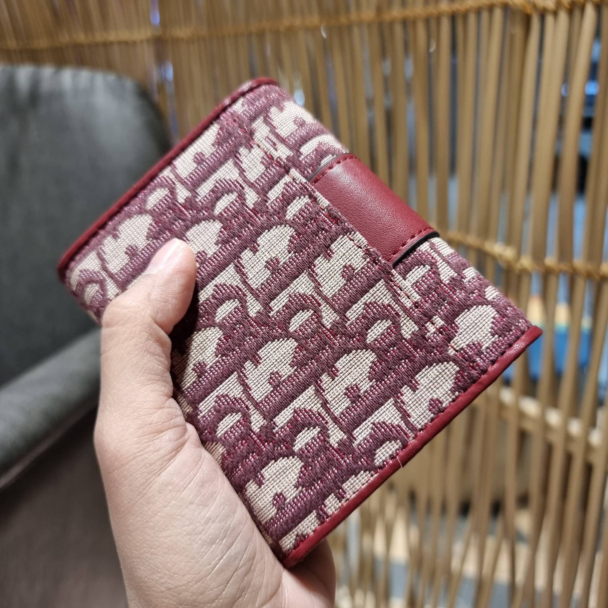 VIP 】CD TRIFOLD WALLET WITH GWP ที่สุดของความคลาสสิค กระเป๋าสตางค์ใบสั้นแบบพับ พรีเมี่ยมกิ๊ฟจากเคาน์เตอร์ วัสดุผ้าแคนวาสปักลาย สลับหนังแท้ภายใน โลโก้สีทองเหลือง สวยวินเทจ โดดเด่นเป็นเอกลักษณ์ ภายในมีช่องใส่บัตร ใส่ธนบัตร ใส่เหรียญได้ คัดมาให้แบบปังๆ ต้องจ