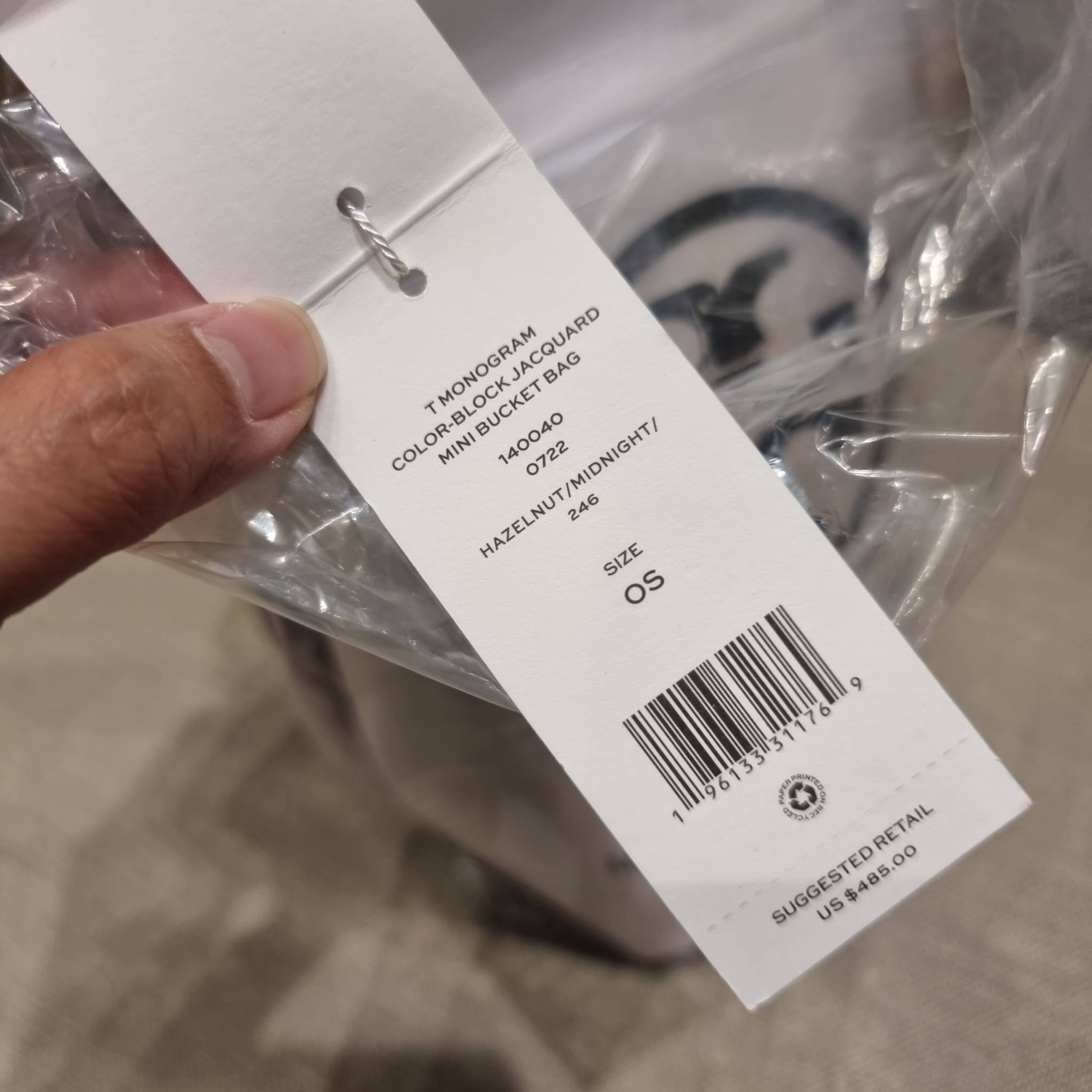 MINI : TORY BURCH T MONOGRAM COLOR-BLOCK JACQUARD MINI BUCKET BAG ใหม่ล่าสุด กับกระเป๋าบัคเก็ตทรงสวย ไซส์มินิ ในราคาน่ารัก โดดเด่นด้วยลวดลายเอกลักษณ์ ผสานลายคัลเลอร์บล็อค โทนสีตัดกันอย่างลงตัว ถักทอบนวัสดุ woven jacquard ลายคมชัด สลับส่วนของหนังแท้ ภายในเ