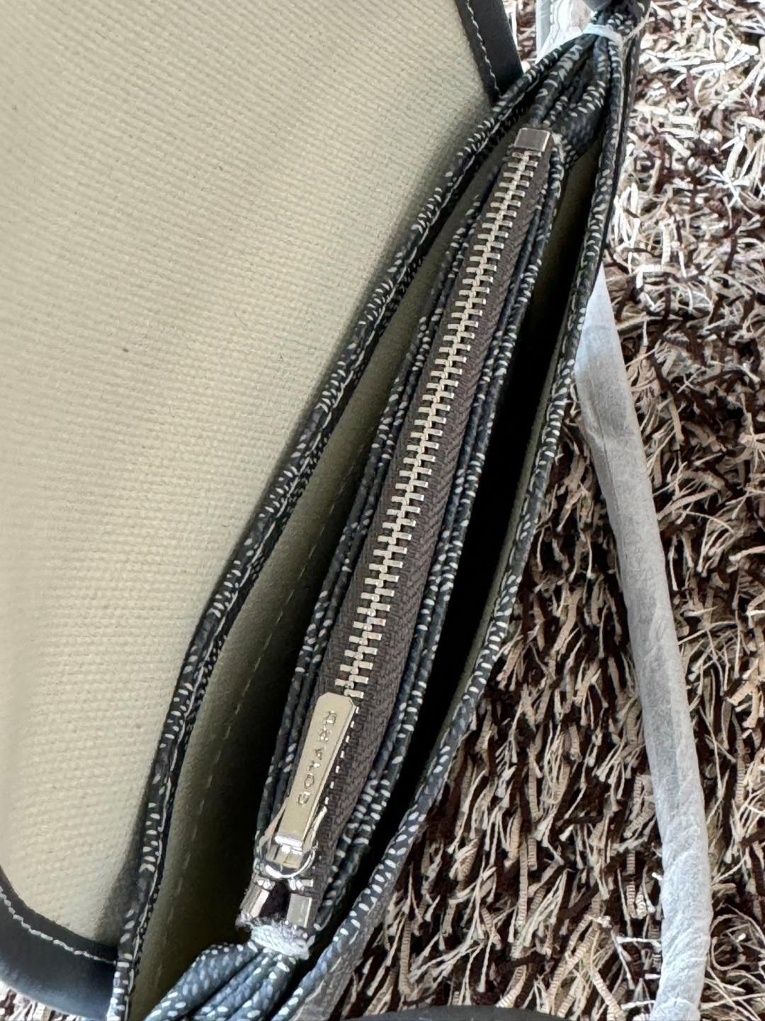 Goyard Plumet Rocket Wallet กระเป๋าสะพายใบเล็กกะทัดรัด ดีไซน์กระเป๋าสตางค์ มีช่องเพียงพอสำหรับใส่ธนบัตร เงินสด เอกสารต่าง ๆ