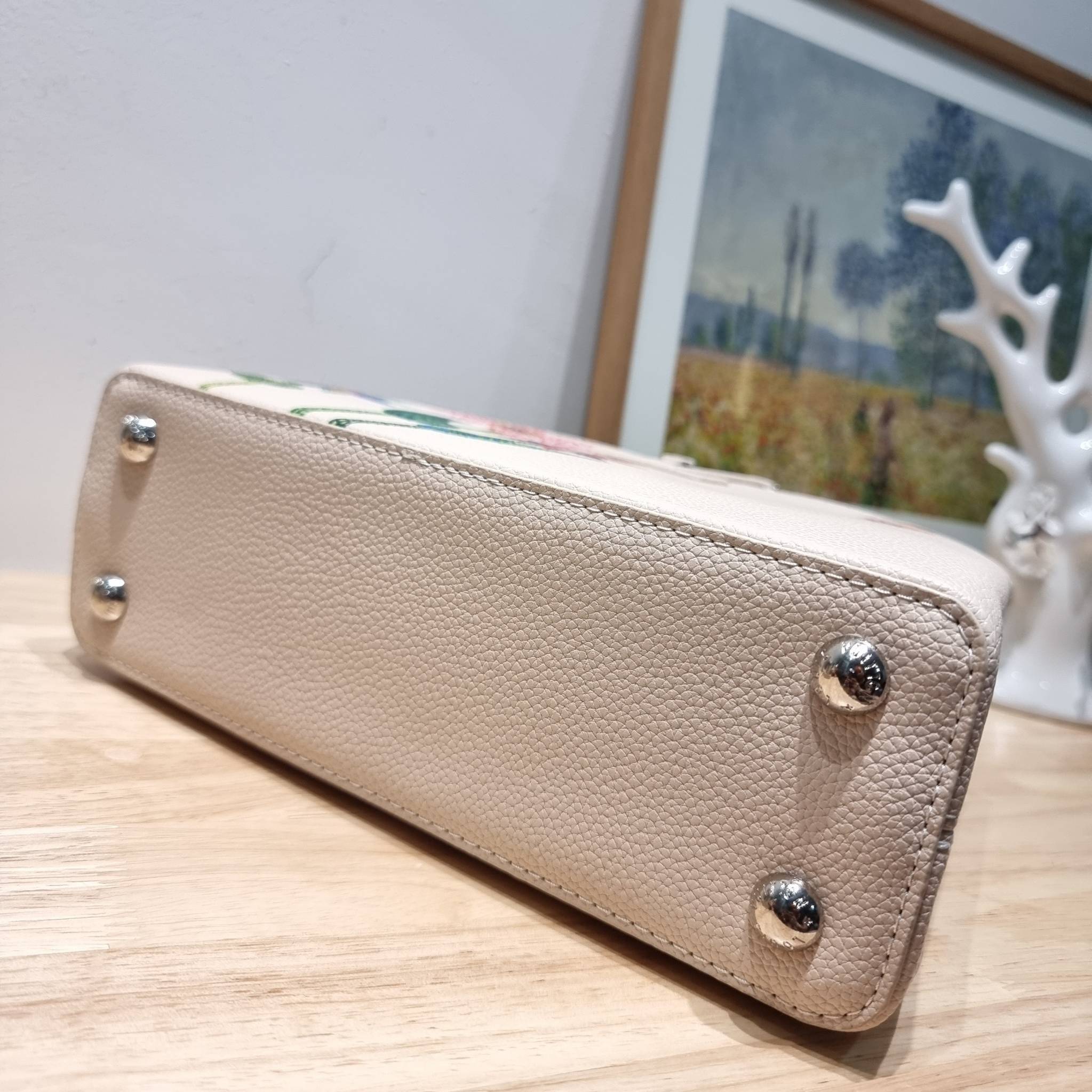 LV x YK Capucines BB / LV Bag พร้อมส่ง กระเป๋าถือสุดหรู ดีไซน์ทรงคลาสสิค ดีงามม้ากกกก!! มาพร้อมหูจับในตัว ด้วยรูปทรงวินเทจ งานปั้มสวยเป๊ะปังตามรูป