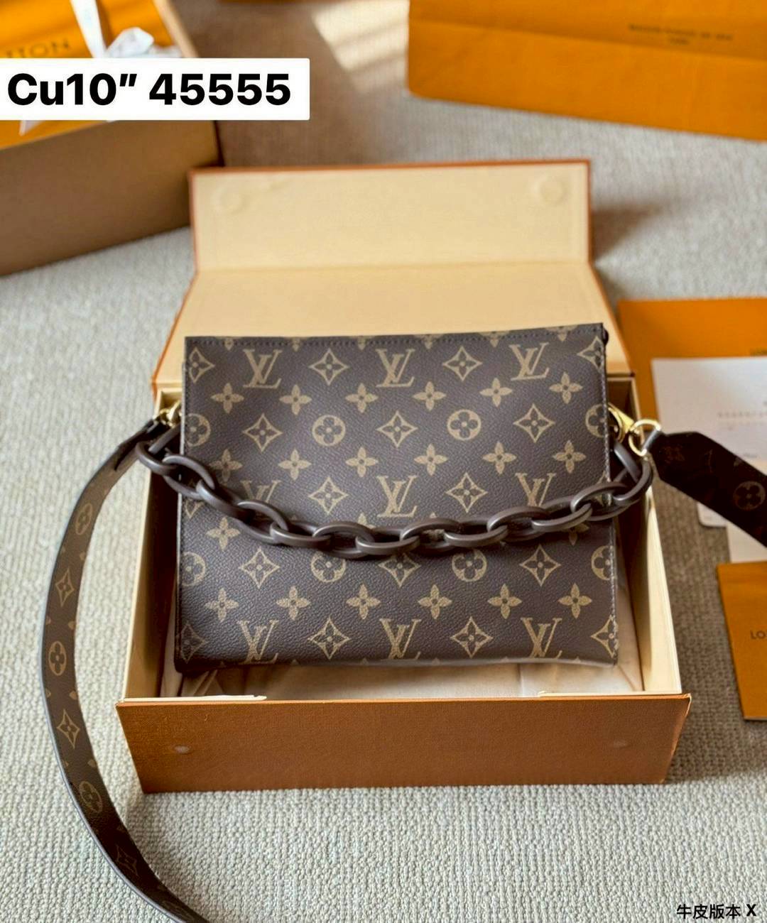 LV Poche Toilette Monogram Canvas / LV Clutch กระเป๋าถือทรงคลัช/ทรงพอช พร้อมสายสะพายถอดได้ ใช้ได้ทั้งชายหญิง โดดเด่นด้วยสายโซ่ใหญ่ตกแต่ง ด้วยรูปทรงกะทัดรัดใช้งานได้อย่างสะดวก