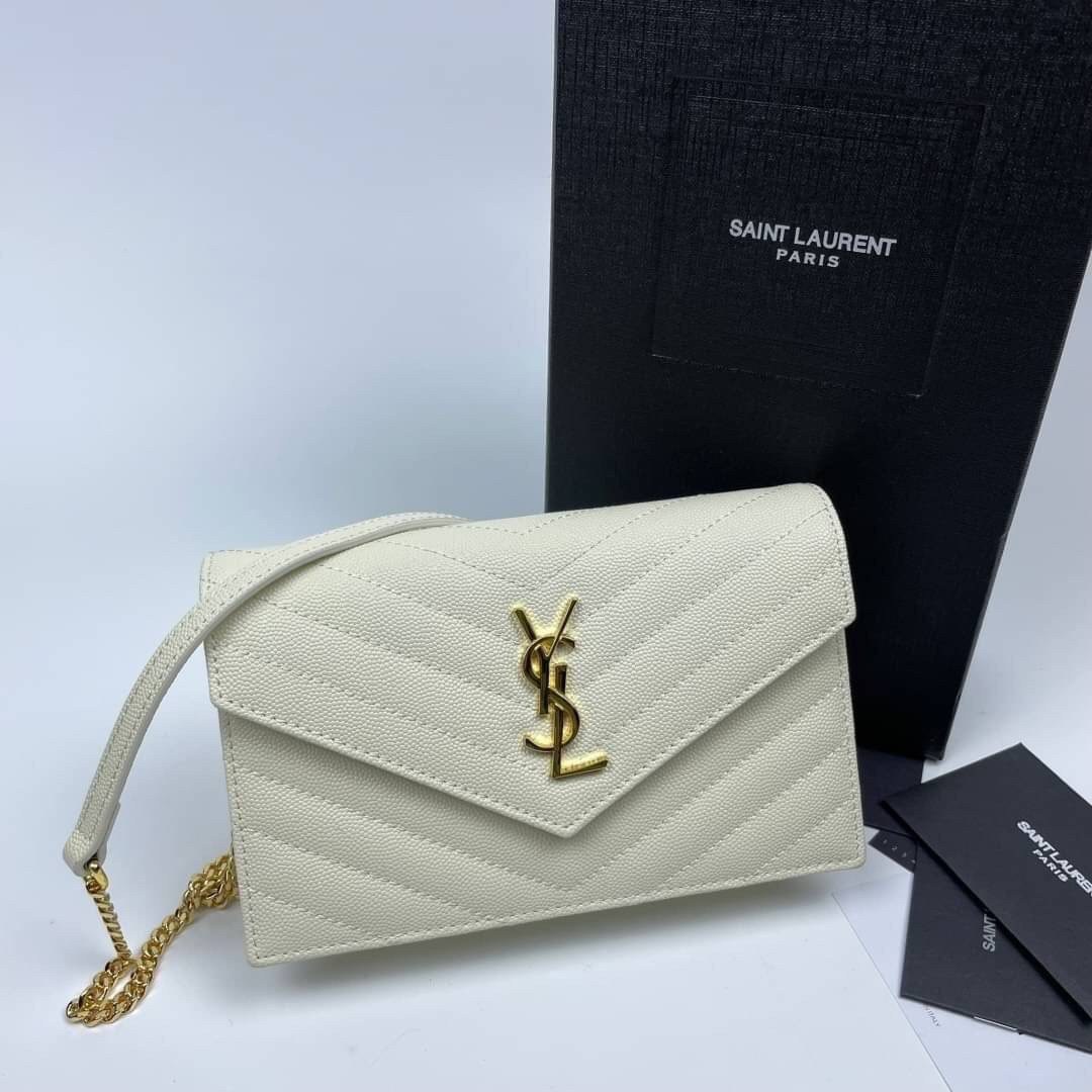 หนังแท้ YSL Yves Saint Laurent Envelope WOC 7.5” รุ่นฮอตปรอทแตก ทรงฐานตั้งได้ เป็นการดีไซน์กึ่งกระเป๋าสตางค์ ที่มาพร้อมสายสะพายยาว (เป็นสายโซ่ที่ต่อกับหนัง) สายถอดได้ (ปรับระดับไม่ได้) ถือเป็นคลัชก็สวยมากเลยค่ะ เป็นอีกหนึ่งรุ่นที่ให้ความรู้สึกเรียบแต่โก้ห